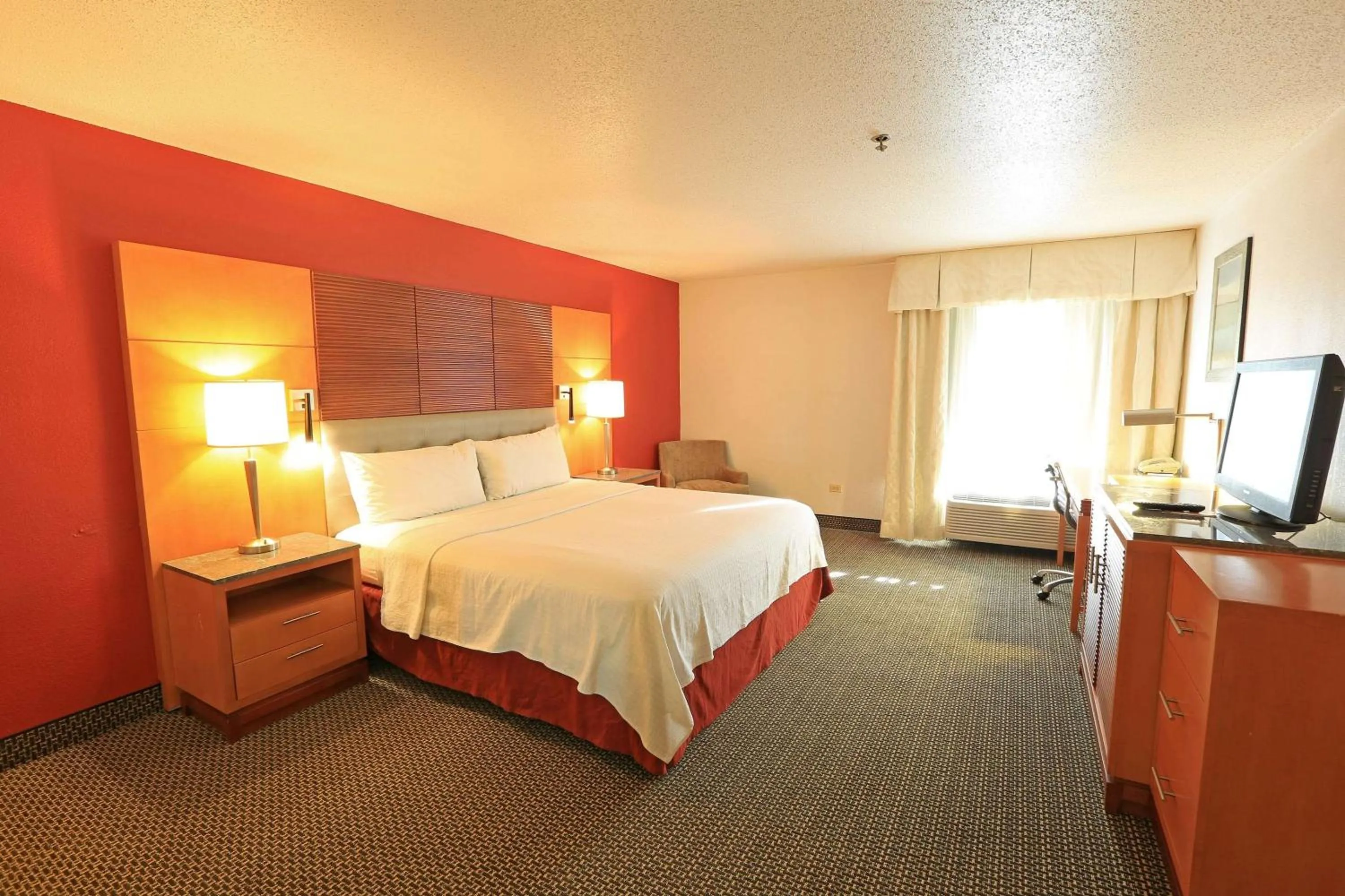 Photo of the whole room, Bed in Days Inn by Wyndham Calumet Park