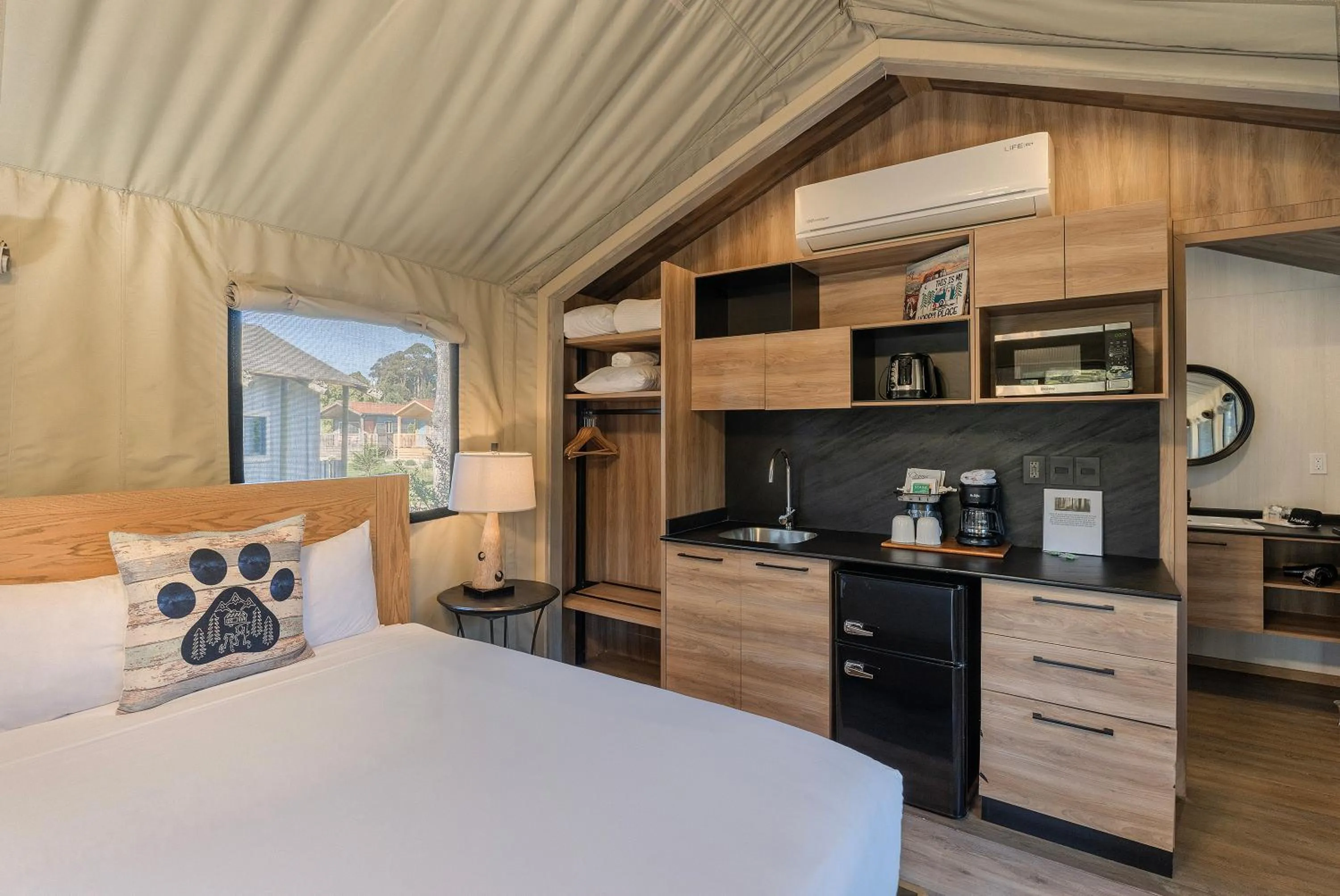 minibar, Bed in Carmel River Inn & Cottages