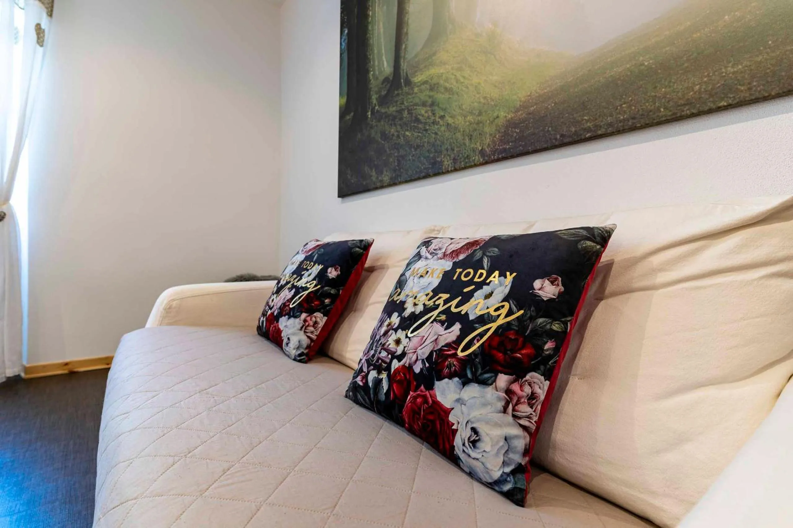 Decorative detail, Bed in Ledro Lake Suite "Pur"