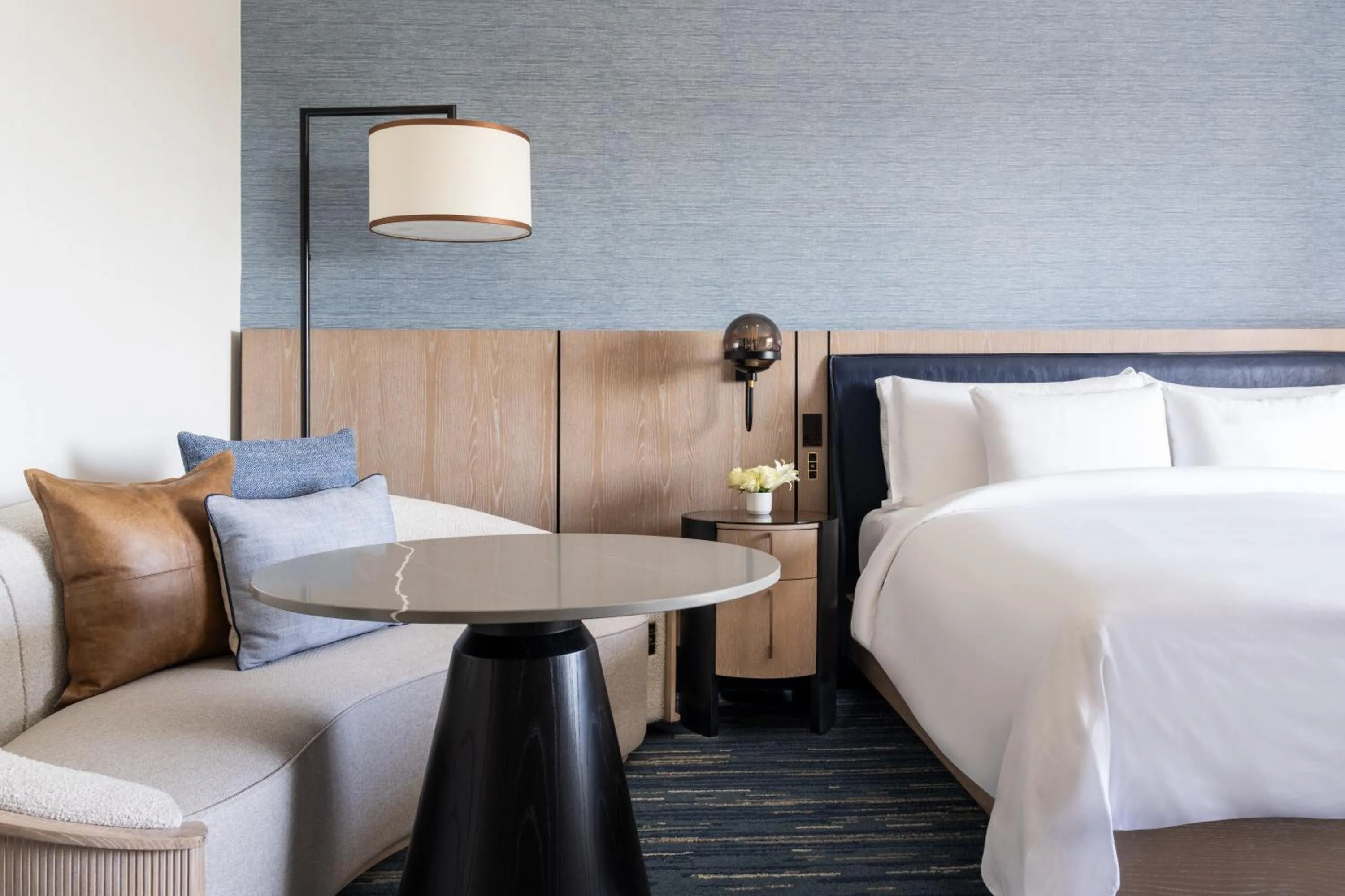 Seating area, Bed in The Ritz-Carlton Dallas, Las Colinas