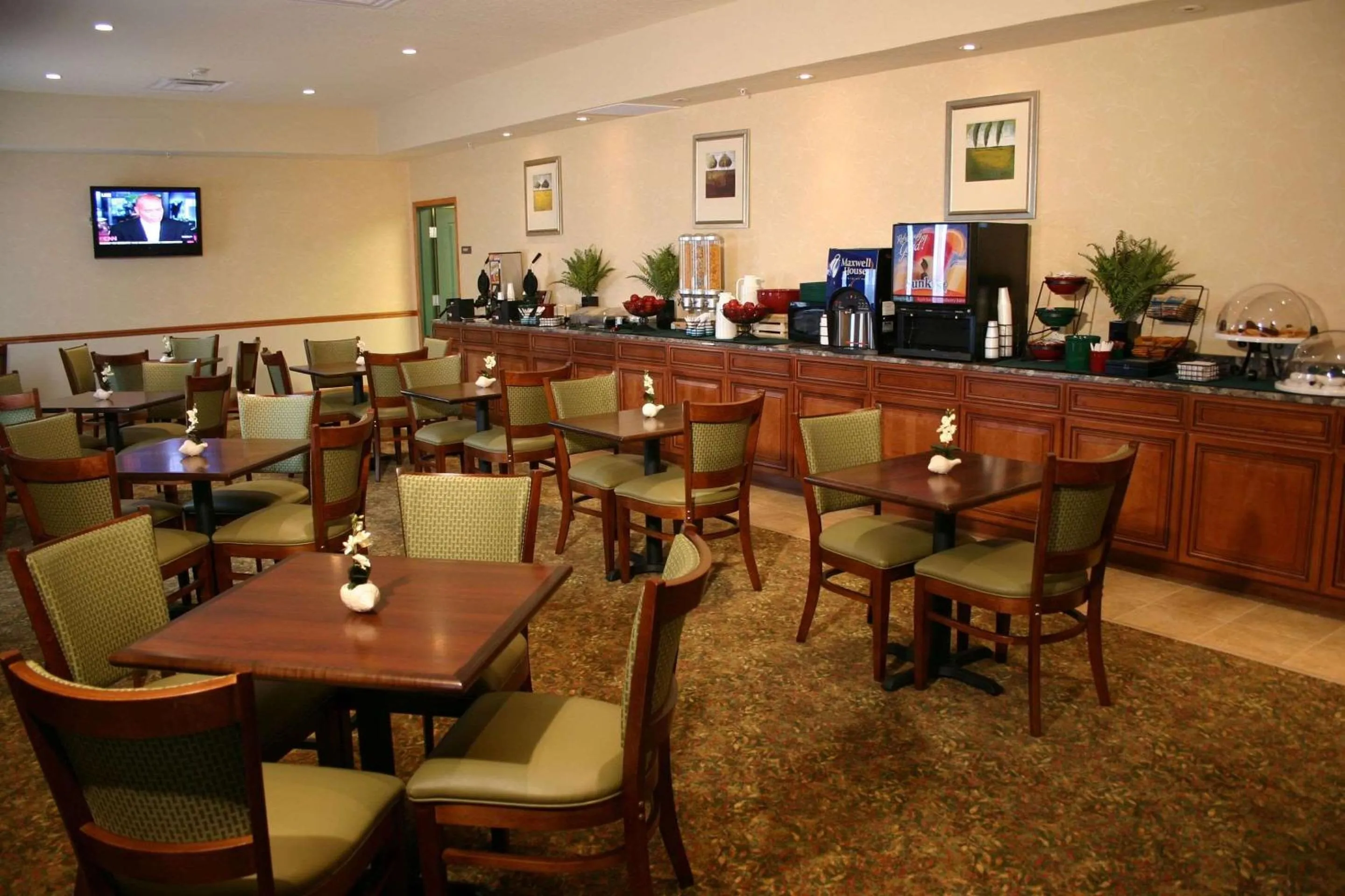 Breakfast in Country Inn & Suites by Radisson, Jacksonville West, FL
