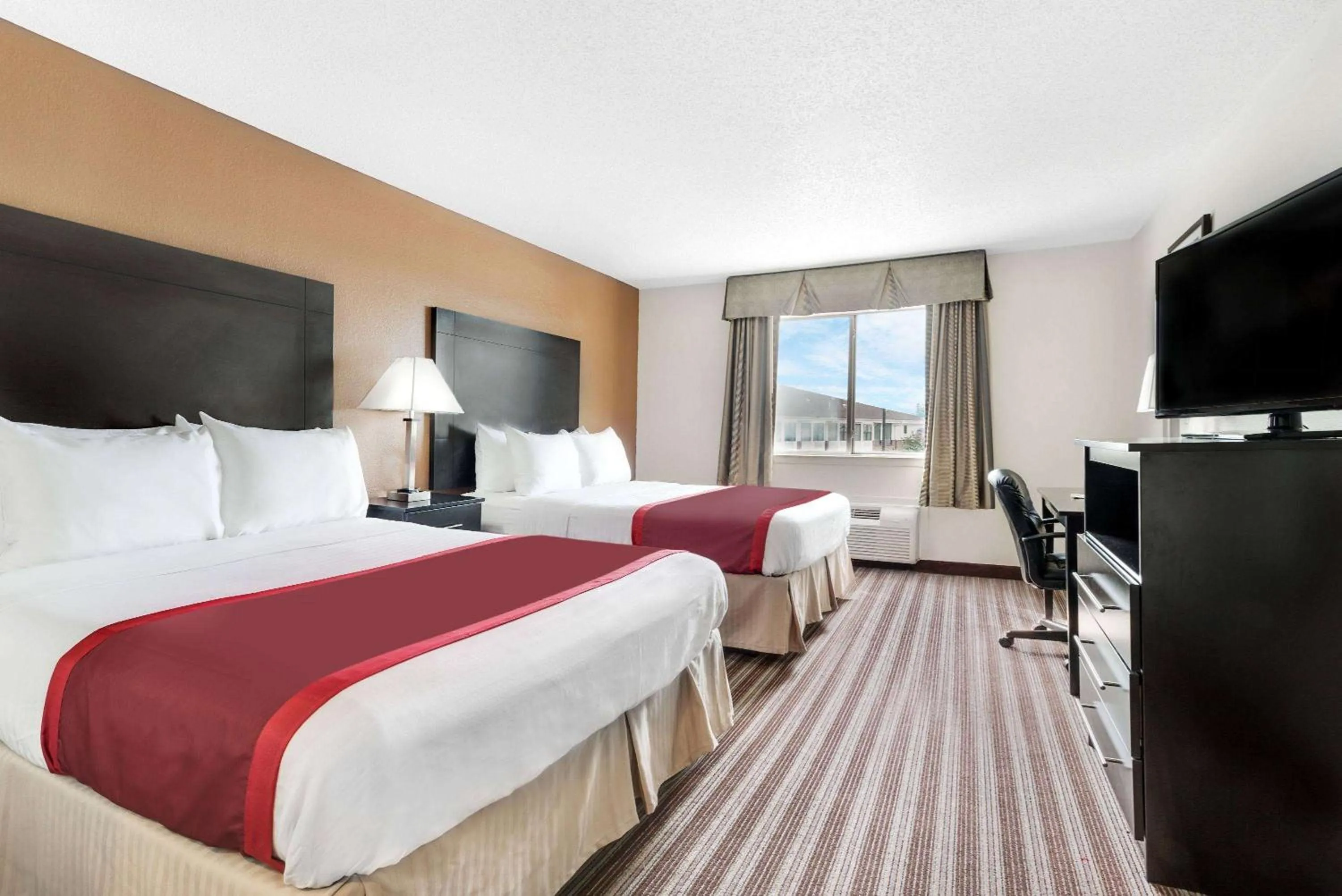 Photo of the whole room, Bed in Days Inn & Suites by Wyndham Dallas