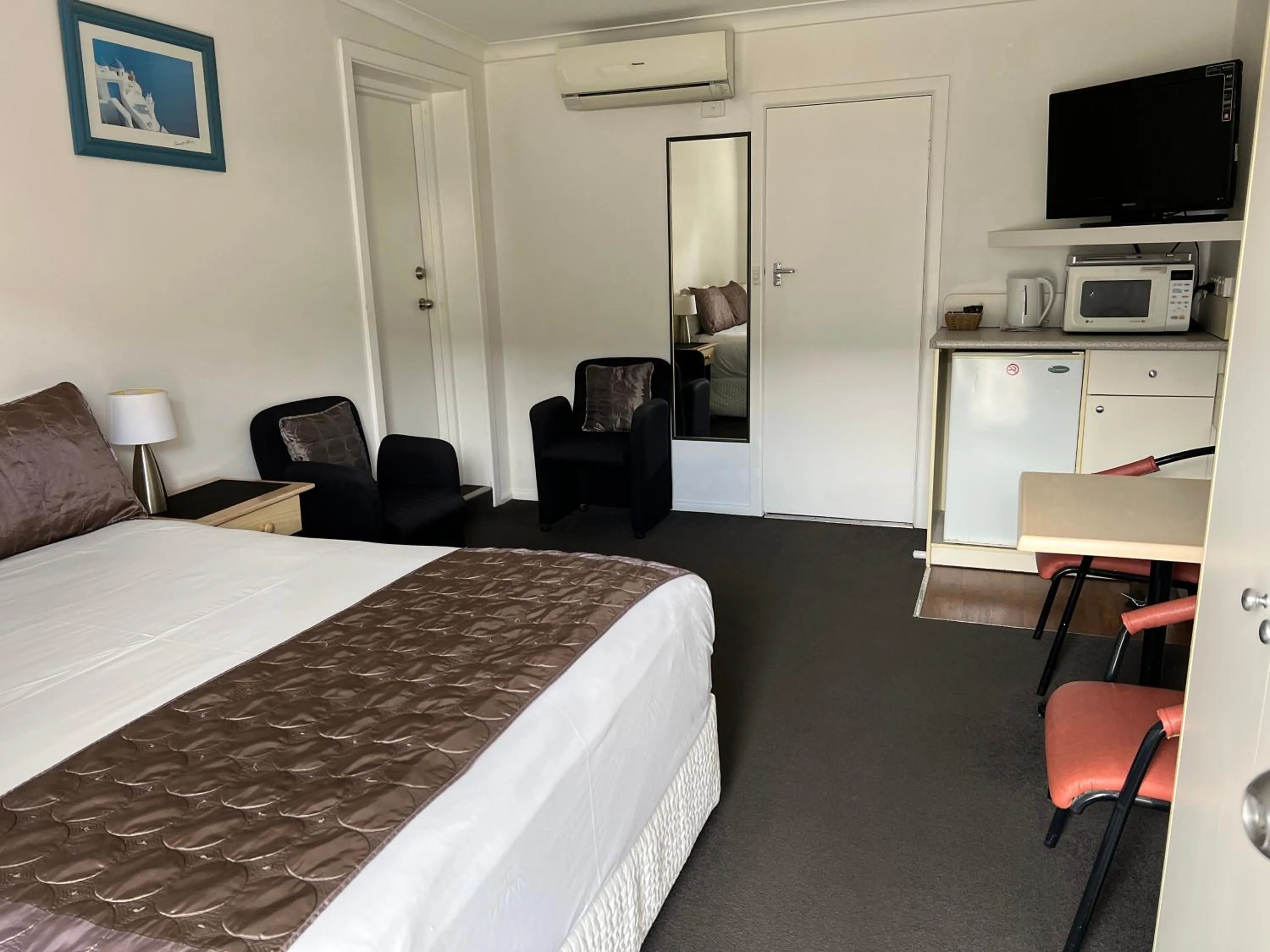 Bed in Mornington Motel