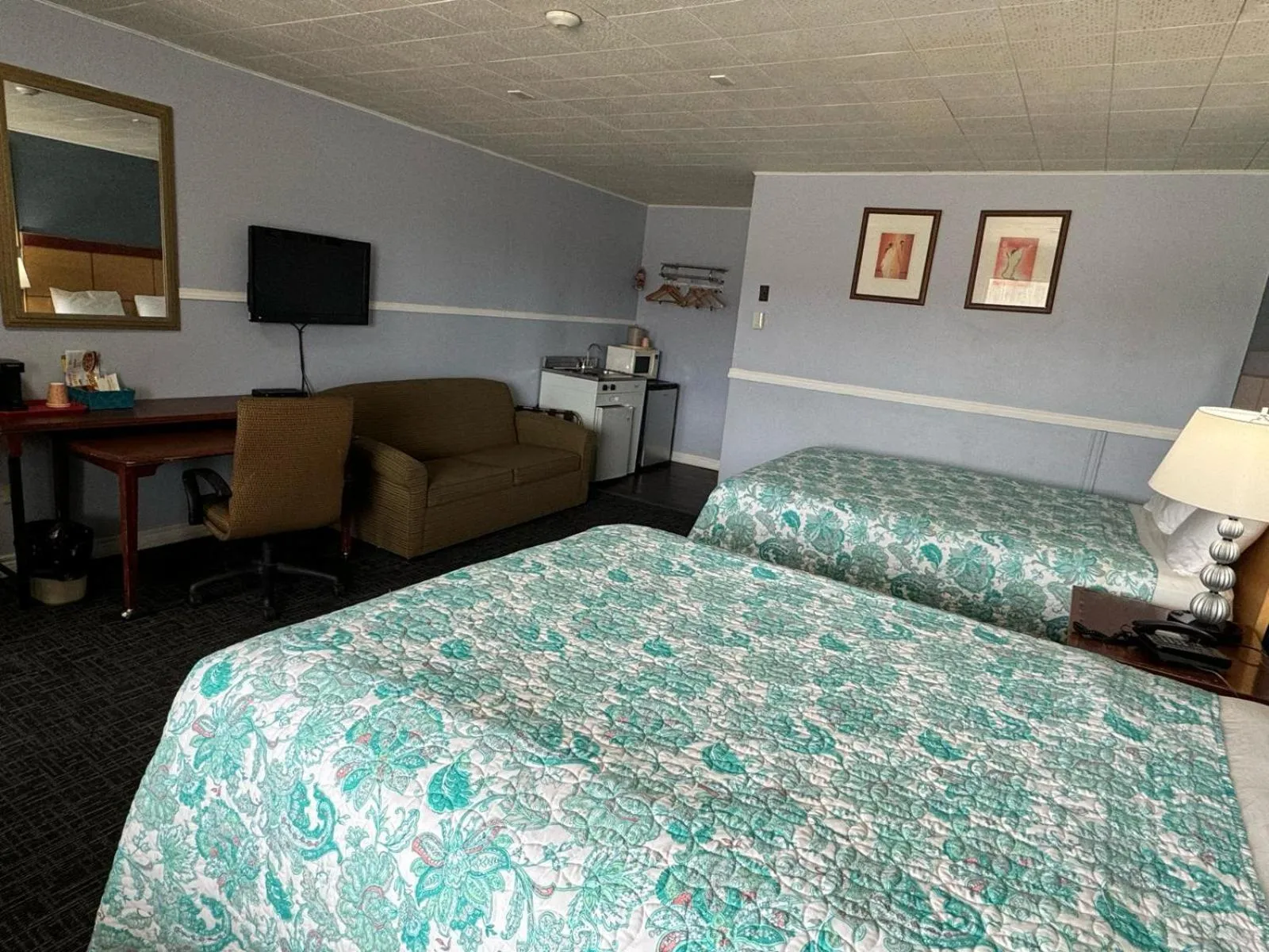 Photo of the whole room, Bed in Thriftlodge Cochrane