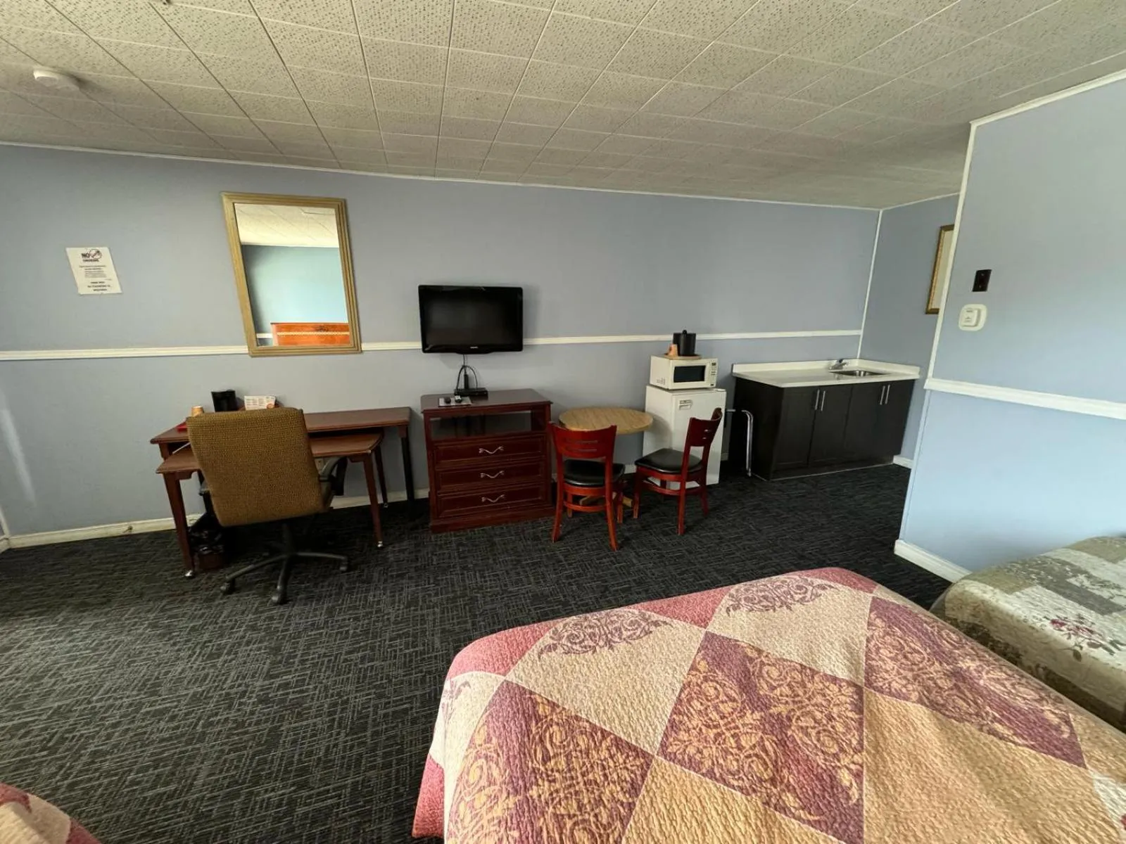 Photo of the whole room, Bed in Thriftlodge Cochrane