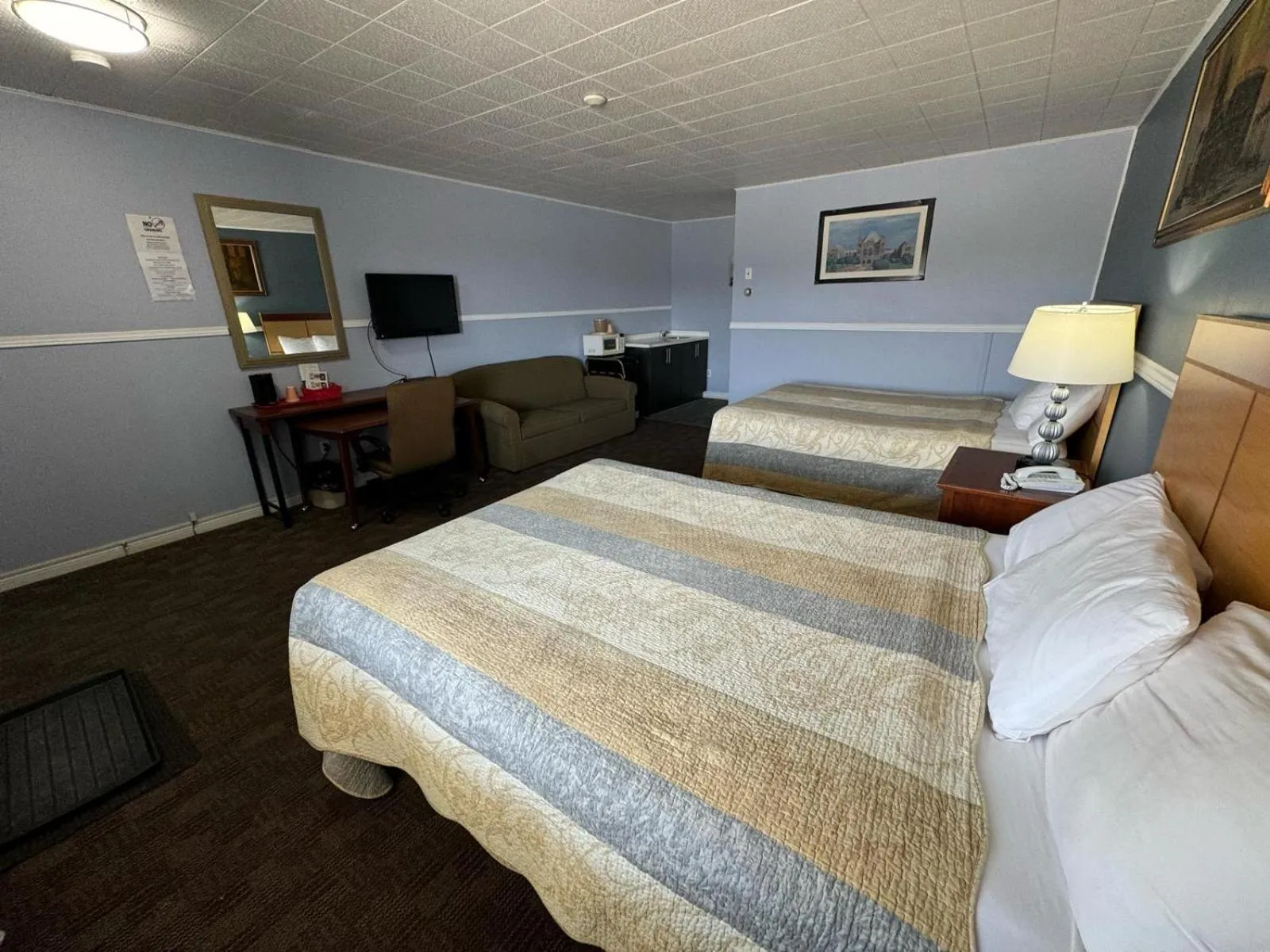 Photo of the whole room, Bed in Thriftlodge Cochrane