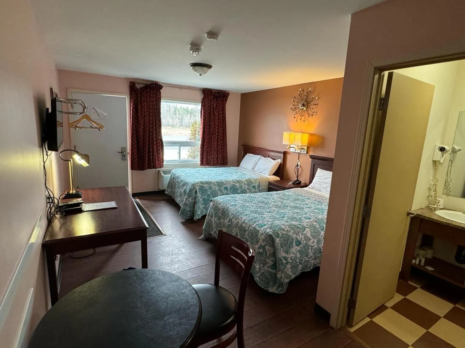 Photo of the whole room, Bed in Thriftlodge Cochrane