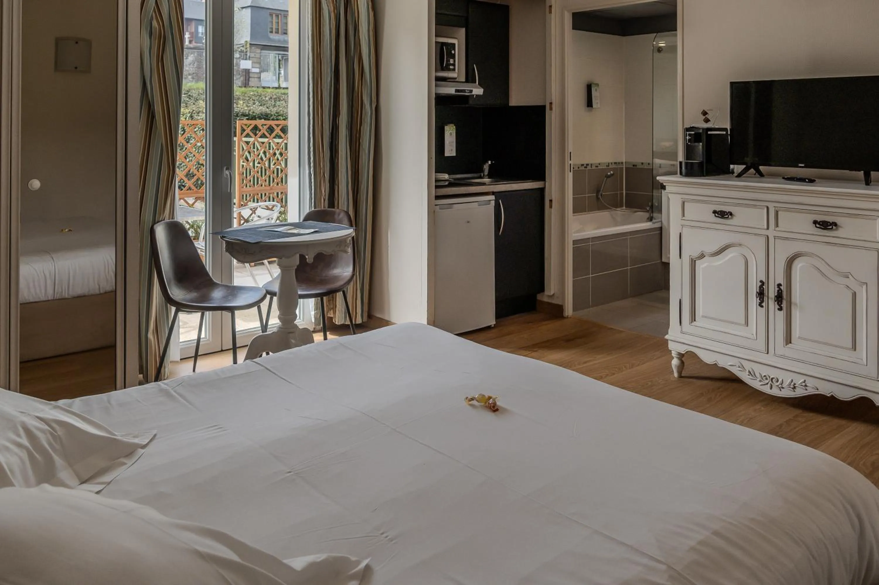 Kitchen or kitchenette, Bed in Tulip Inn Honfleur Residence & Spa