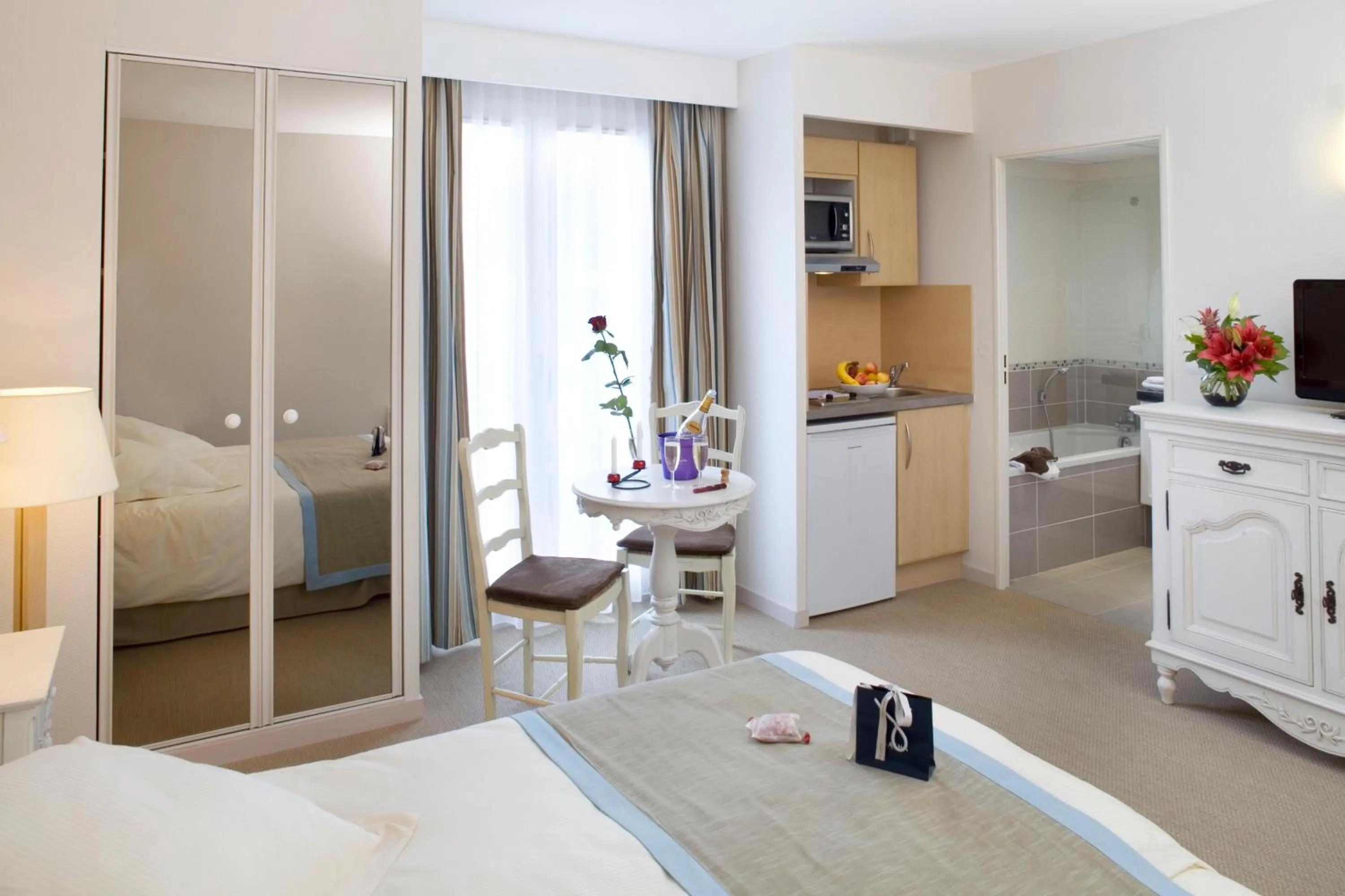 Photo of the whole room, Bed in Tulip Inn Honfleur Residence & Spa