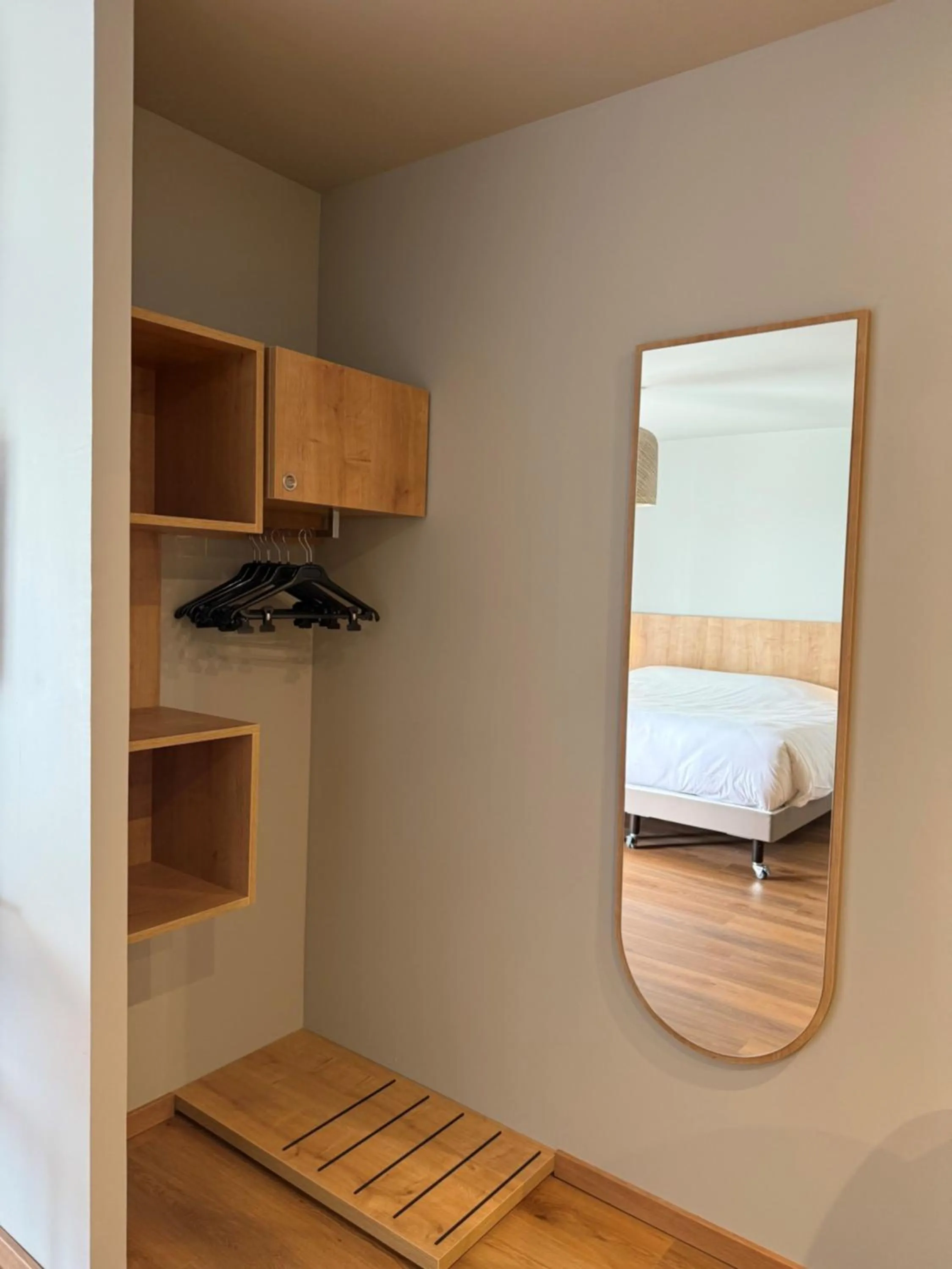 wardrobe in Tulip Inn Honfleur Residence & Spa