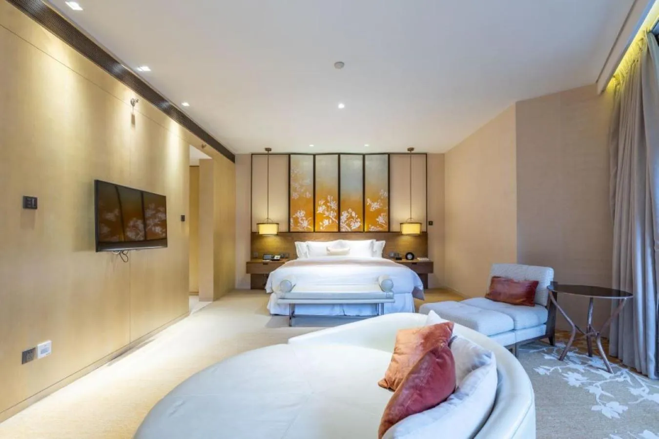 Property building, Bed in HUALUXE Shanghai Twelve At Hengshan