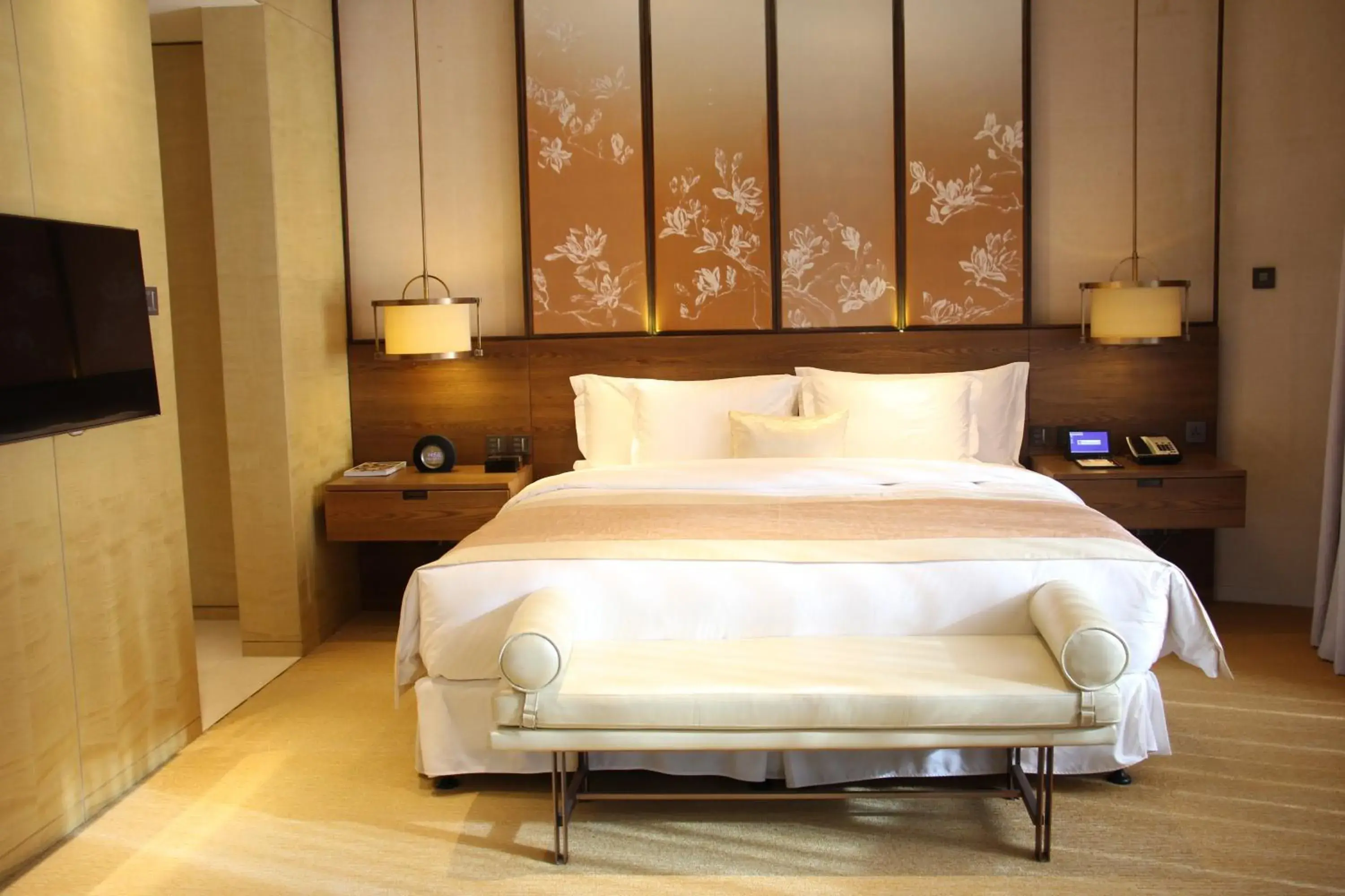 Premium King Room with Courtyard View in HUALUXE Shanghai Twelve At Hengshan Premium King Room with Courtyard View in HUALUXE Shanghai Twelve At Hengshan
