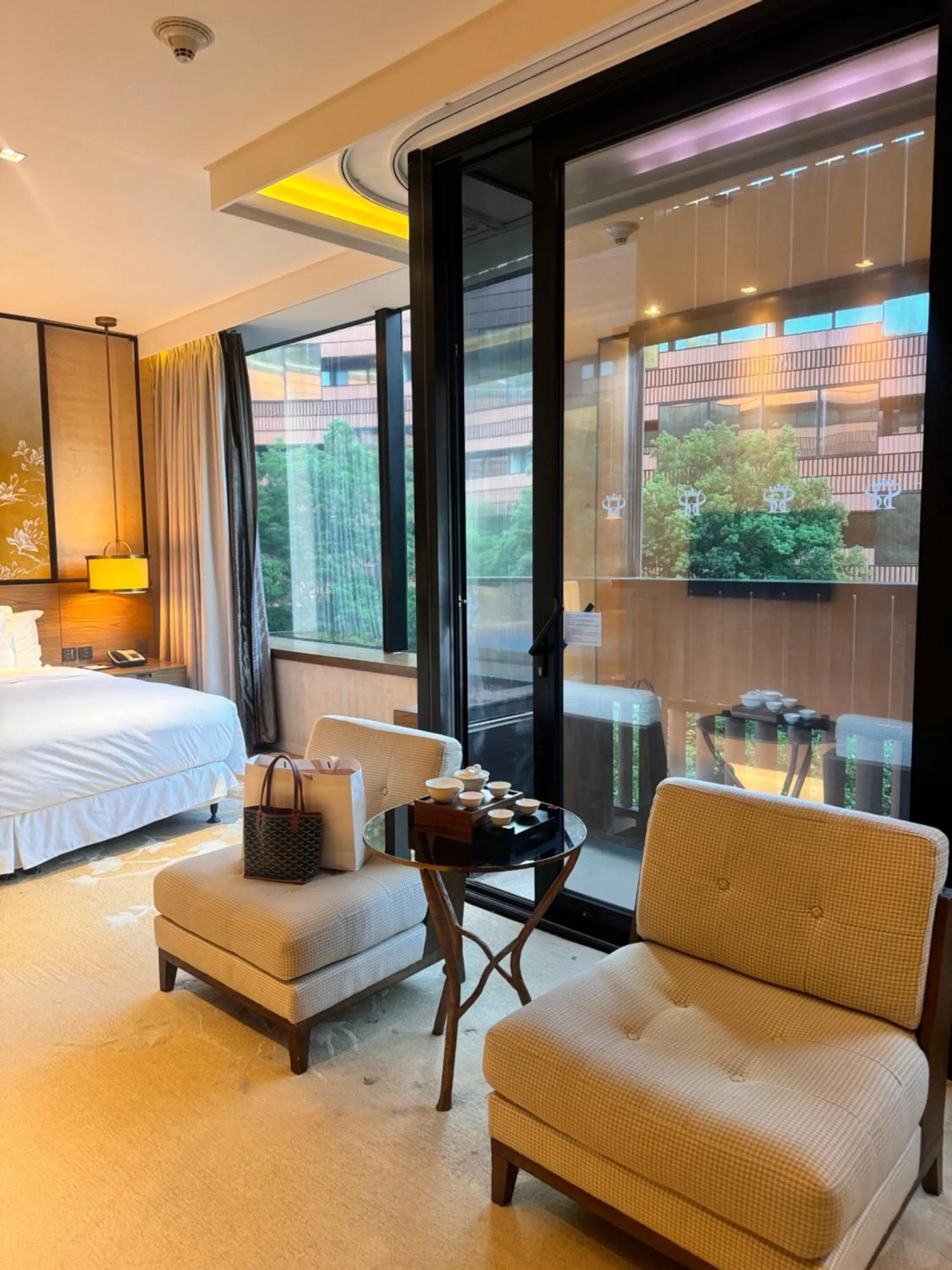 Property building, Bed in HUALUXE Shanghai Twelve At Hengshan