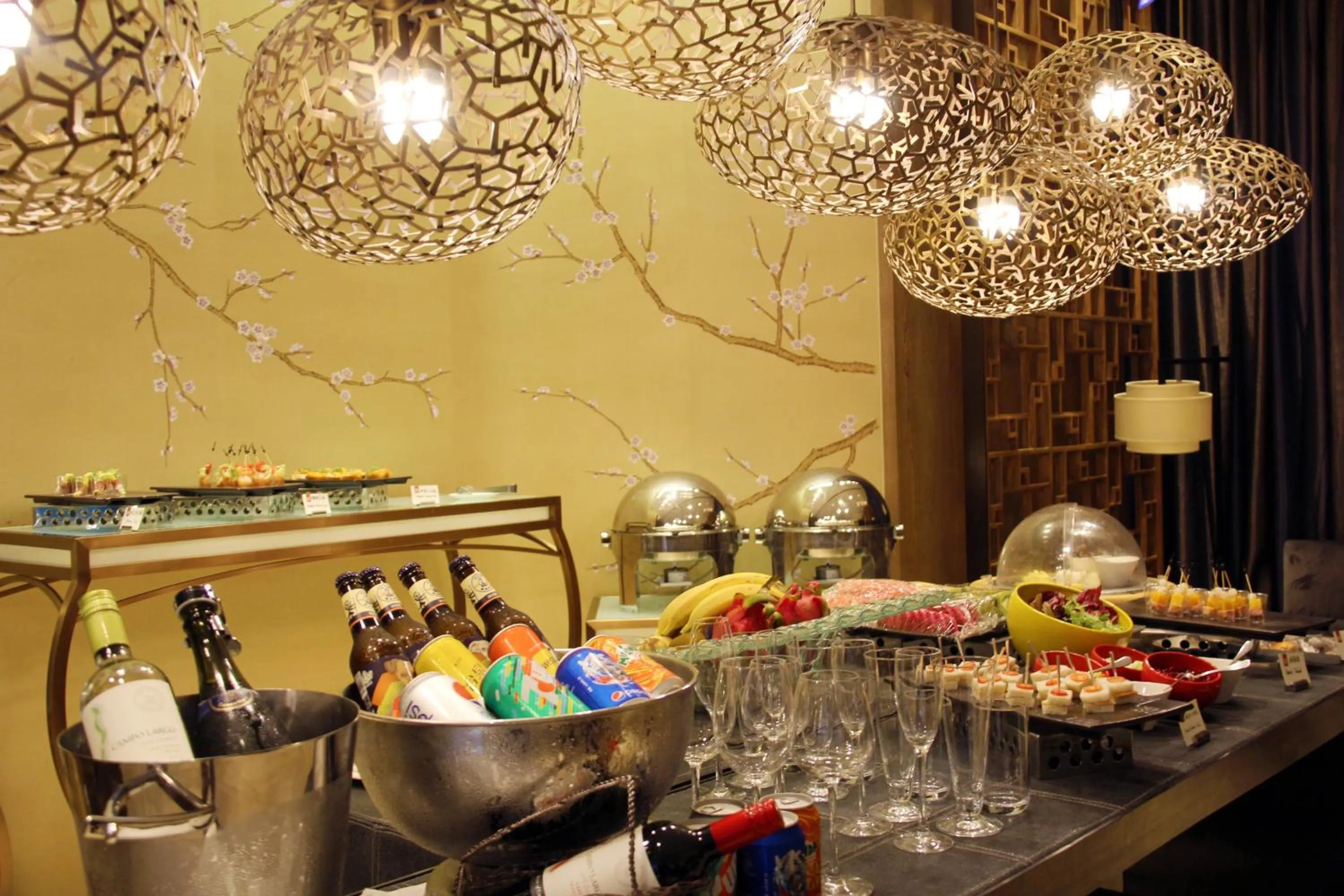 Meals in HUALUXE Shanghai Twelve At Hengshan