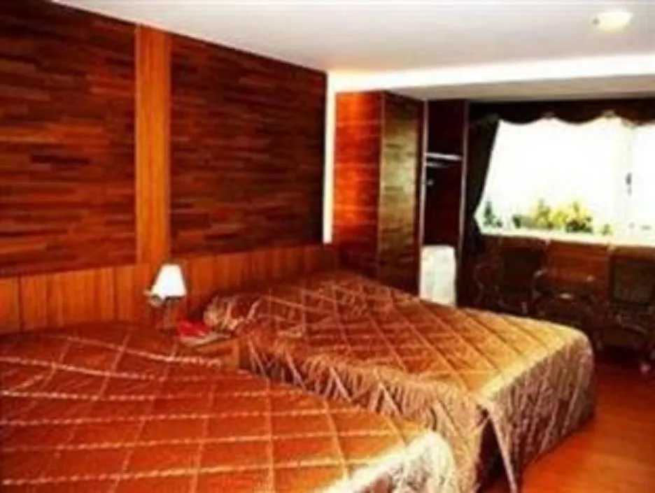 Photo of the whole room, Bed in Gau Shan Ching Hotel