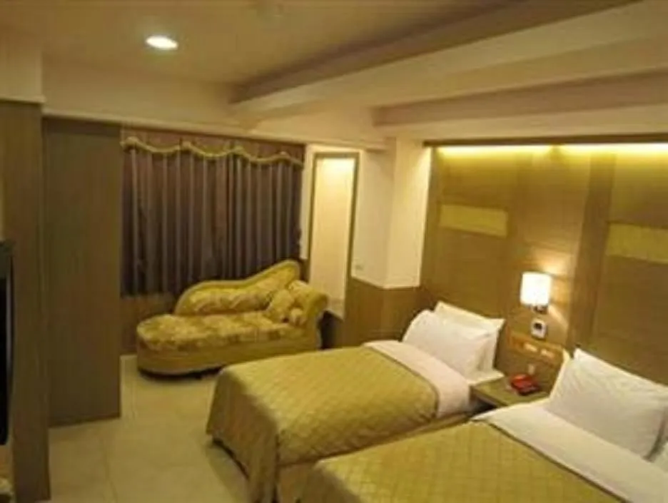 Photo of the whole room, Bed in Gau Shan Ching Hotel