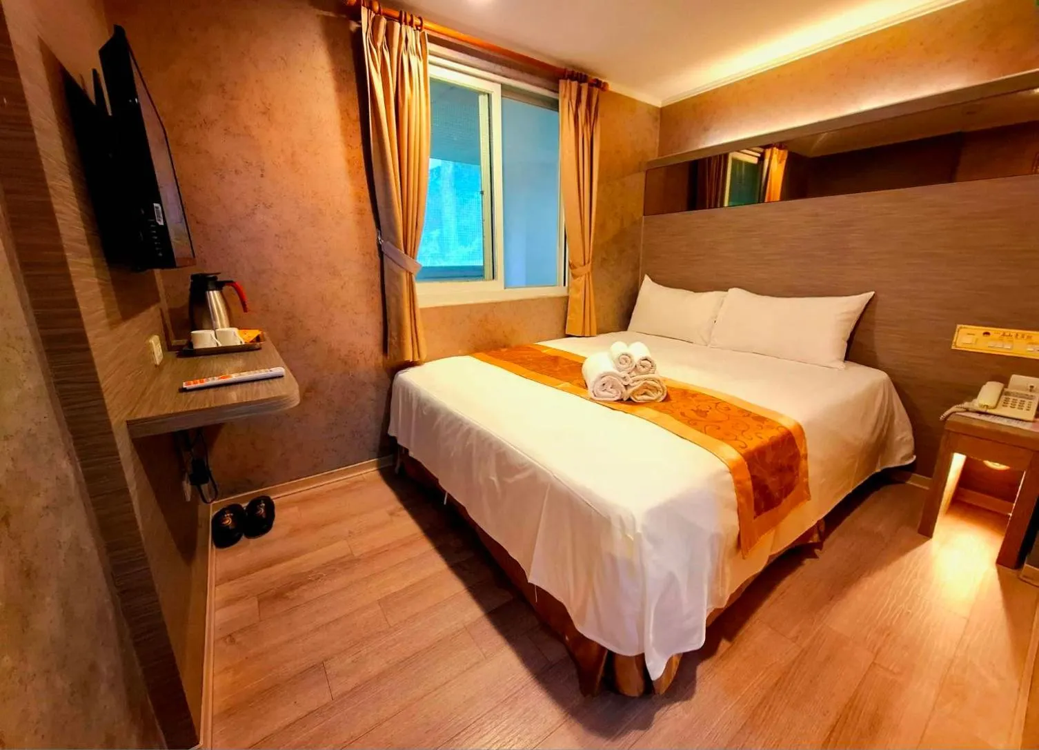 Bed in Gau Shan Ching Hotel