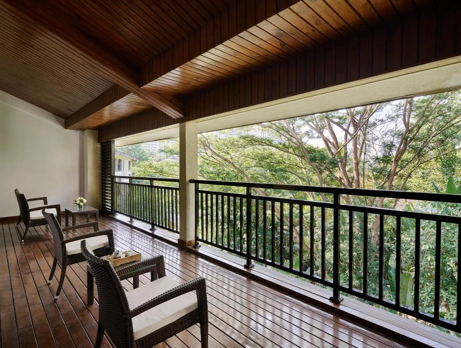 One-Bedroom Suite Lounge Access Dining Meeting Area in InterContinental Xishuangbanna Resort by IHG One-Bedroom Suite Lounge Access Dining Meeting Area in InterContinental Xishuangbanna Resort by IHG