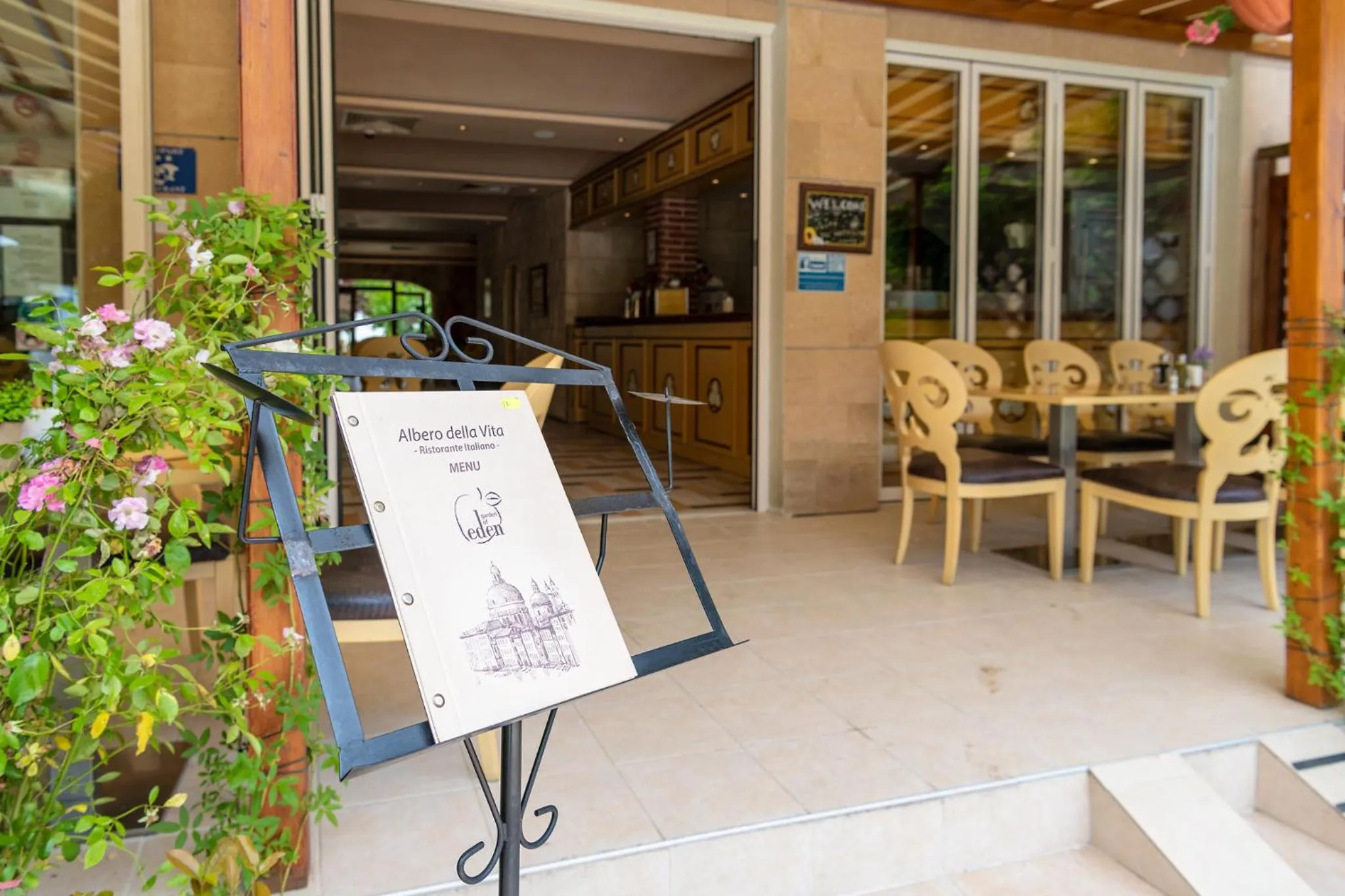 Restaurant/places to eat in Garden of Eden Complex