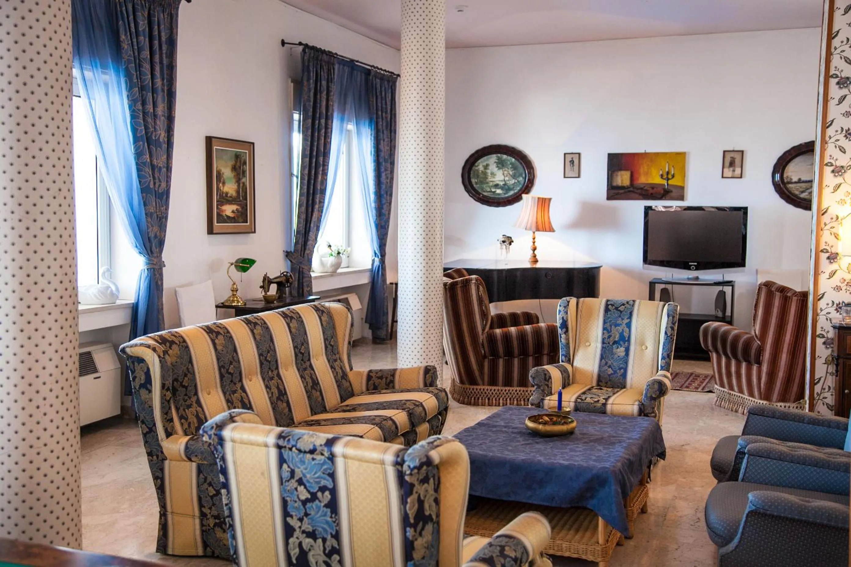 Communal lounge/ TV room in Park Hotel Silemi