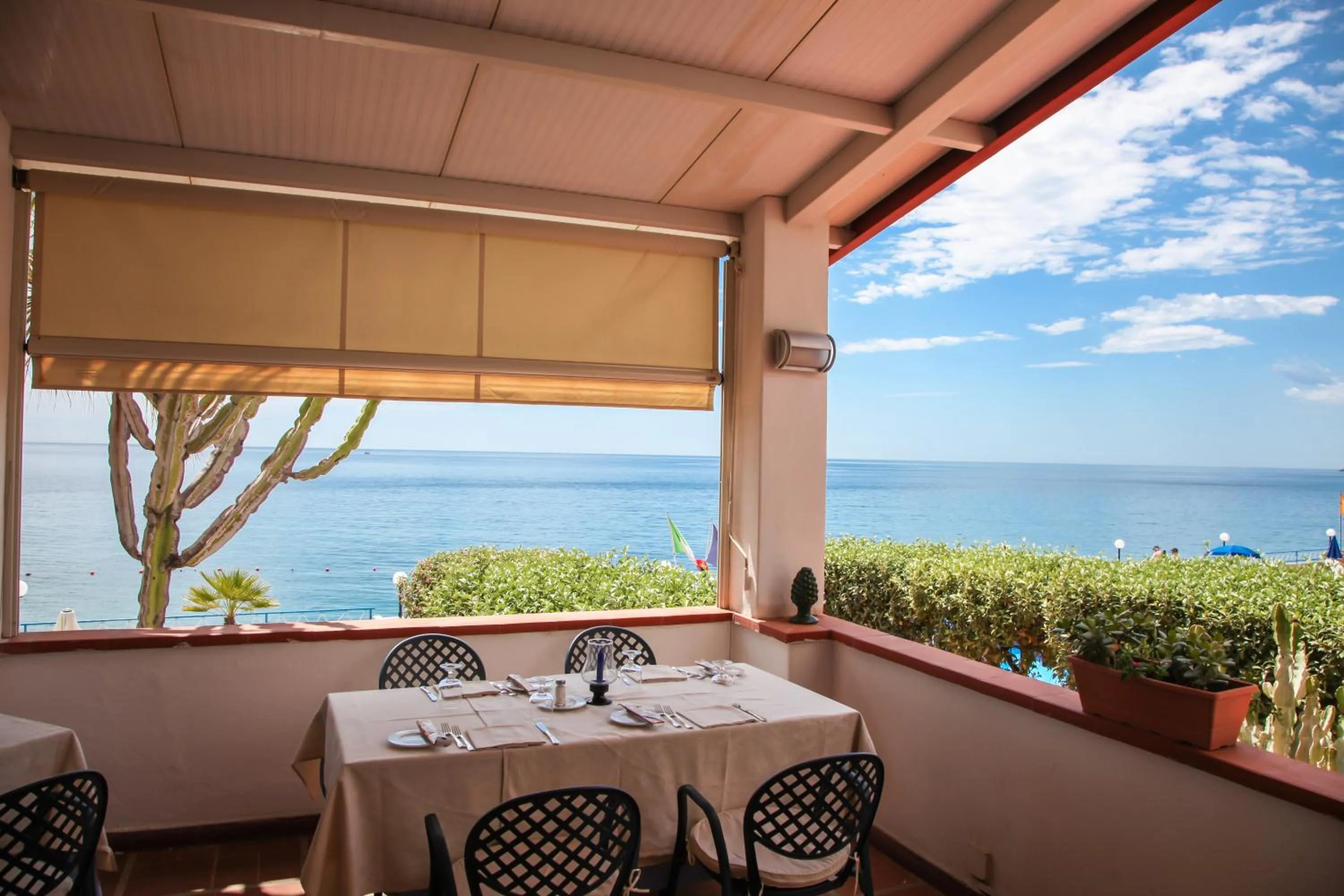 Restaurant/places to eat in Park Hotel Silemi