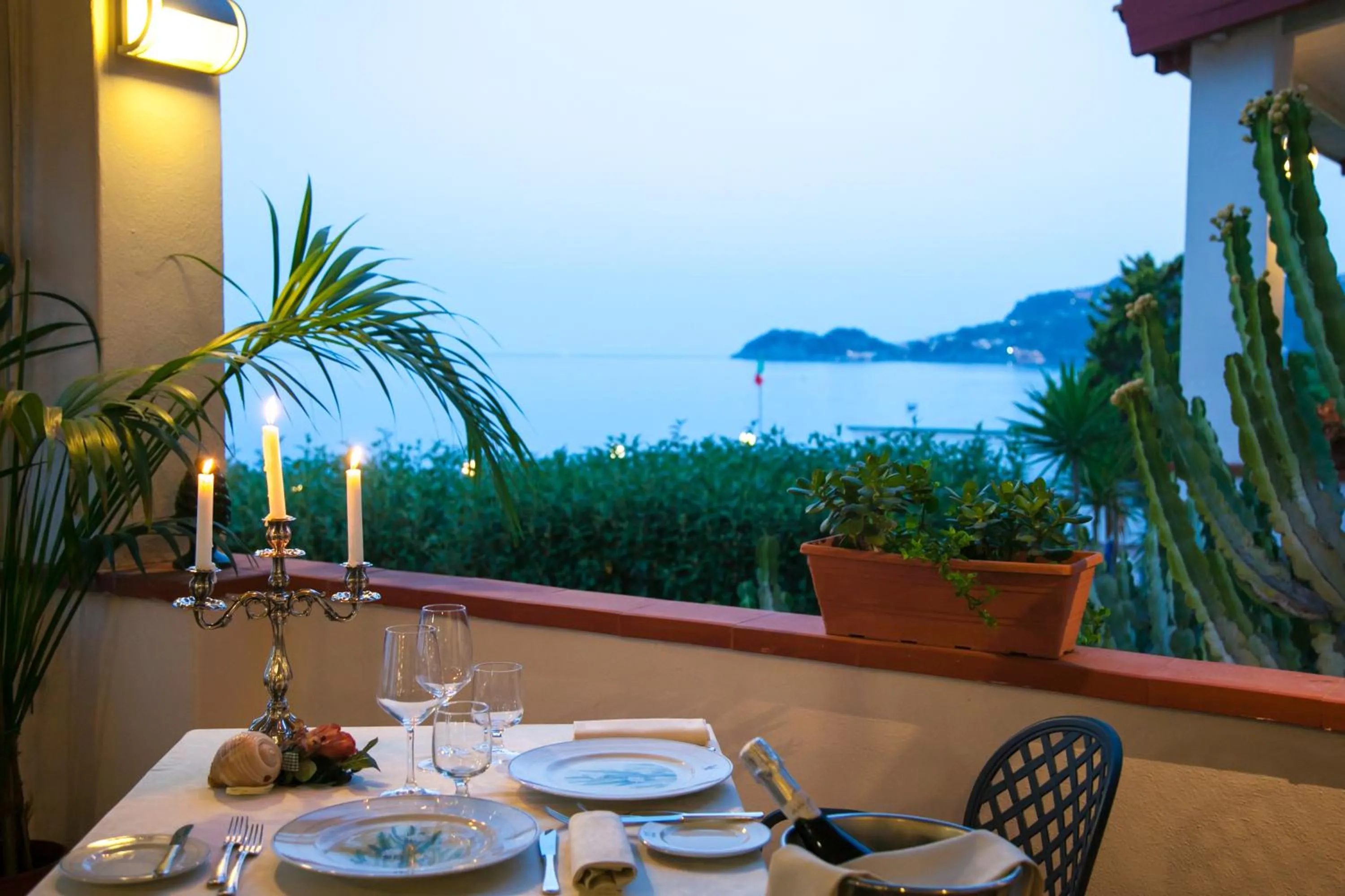 Restaurant/places to eat in Park Hotel Silemi