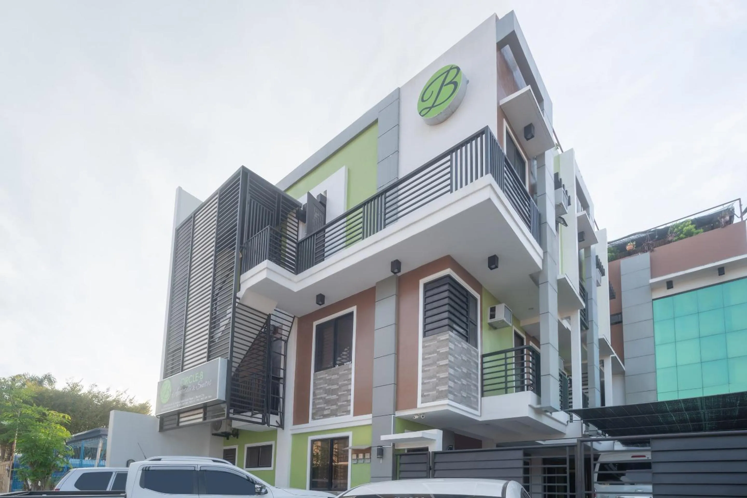 Facade/entrance in Circle-b Apartelle & Suites