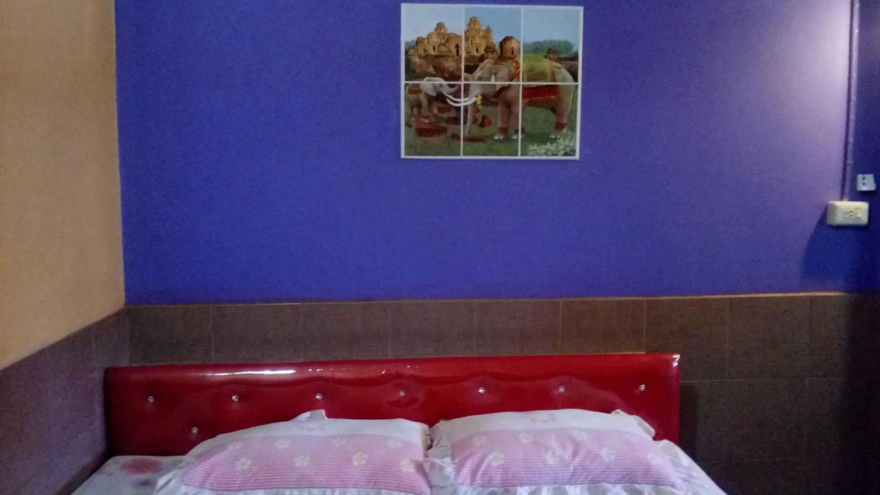 Photo of the whole room, Bed in RuengsriSiri Guesthouse