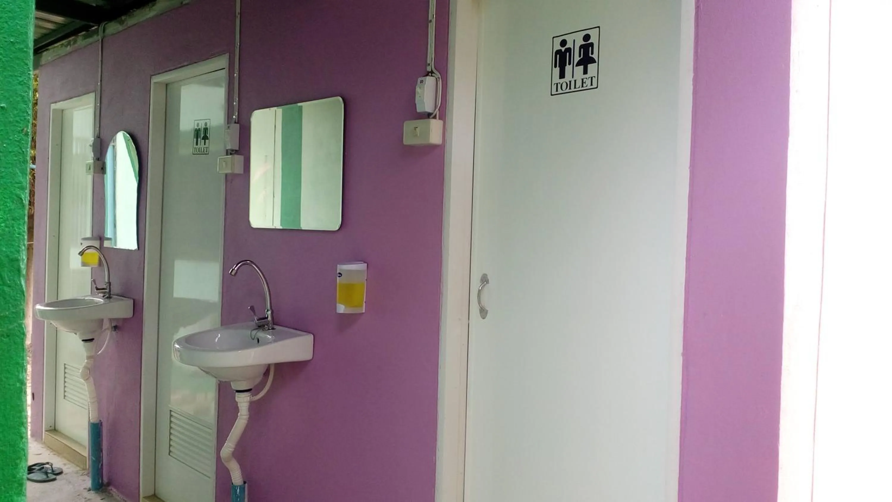 Bathroom in RuengsriSiri Guesthouse