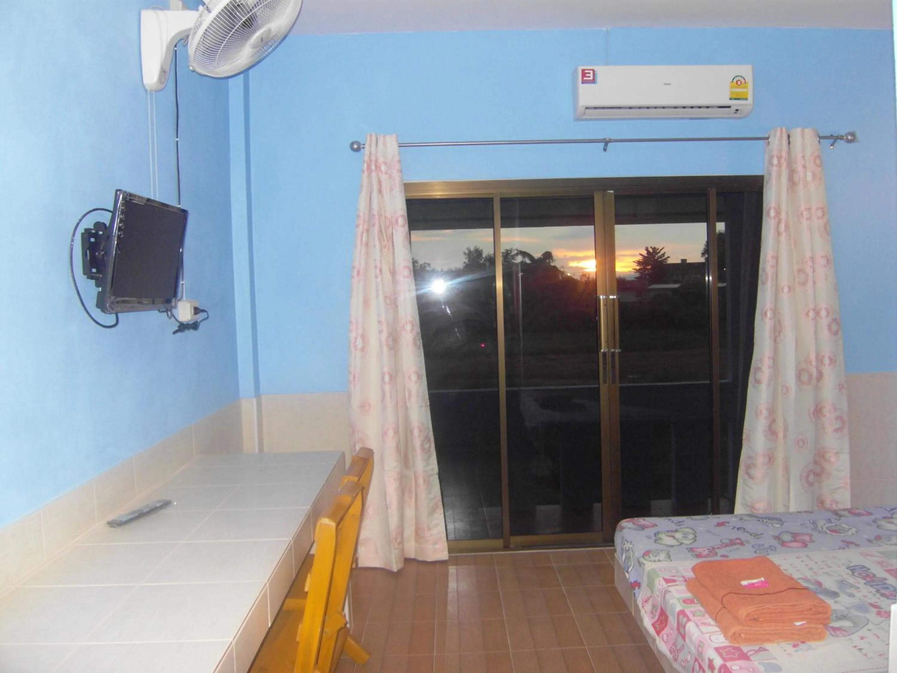 Photo of the whole room, Bed in RuengsriSiri Guesthouse