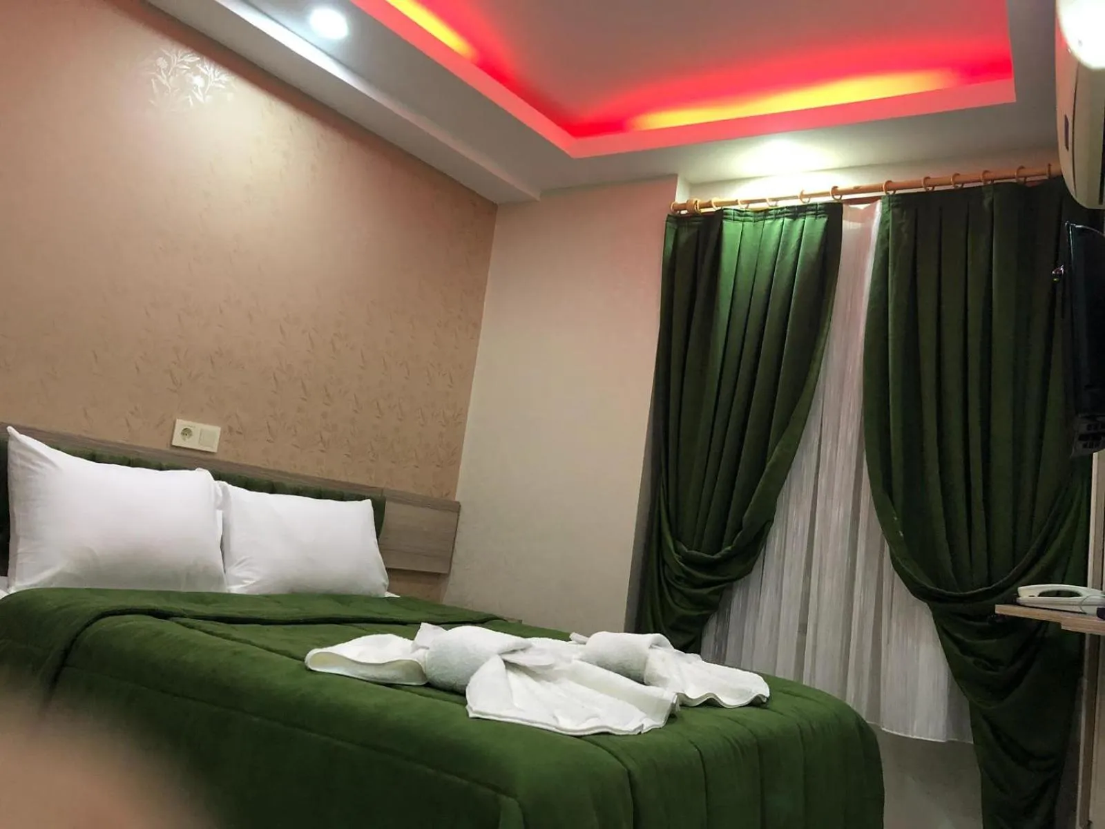 Photo of the whole room, Bed in Kaya Madrid Hotel