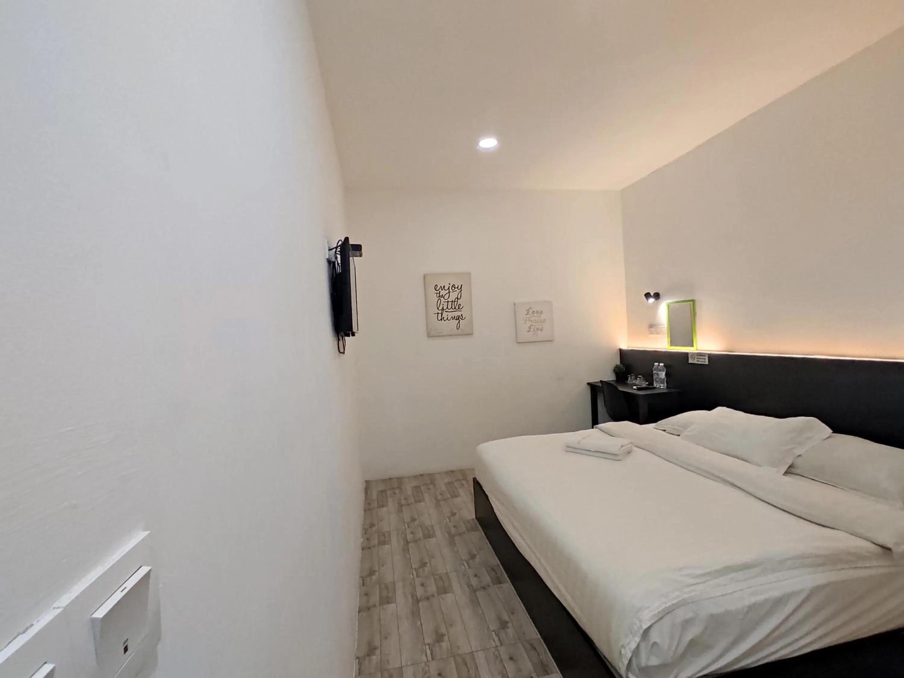 Photo of the whole room, Bed in Tambun Warm Hotel