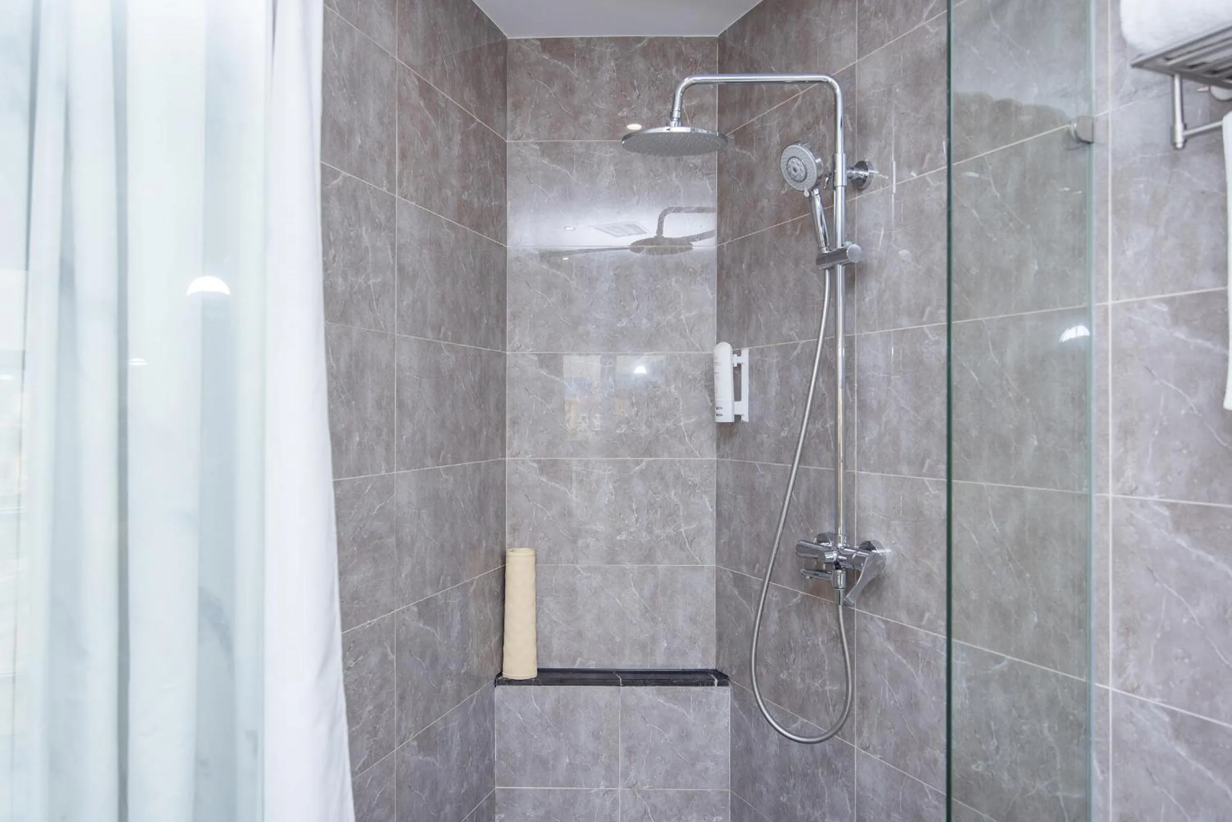 Shower in Future Shangju Hotel