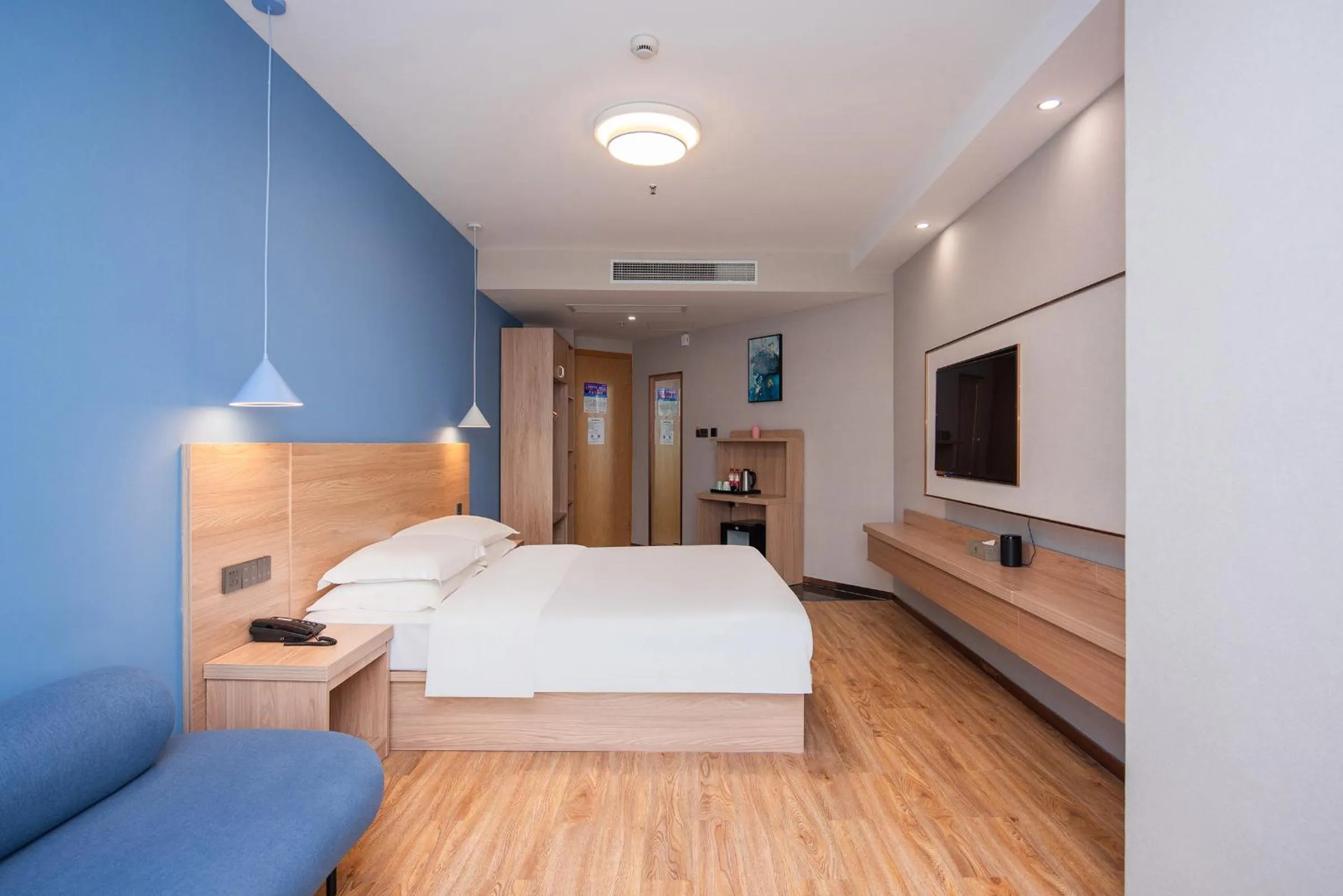 Bed in Future Shangju Hotel