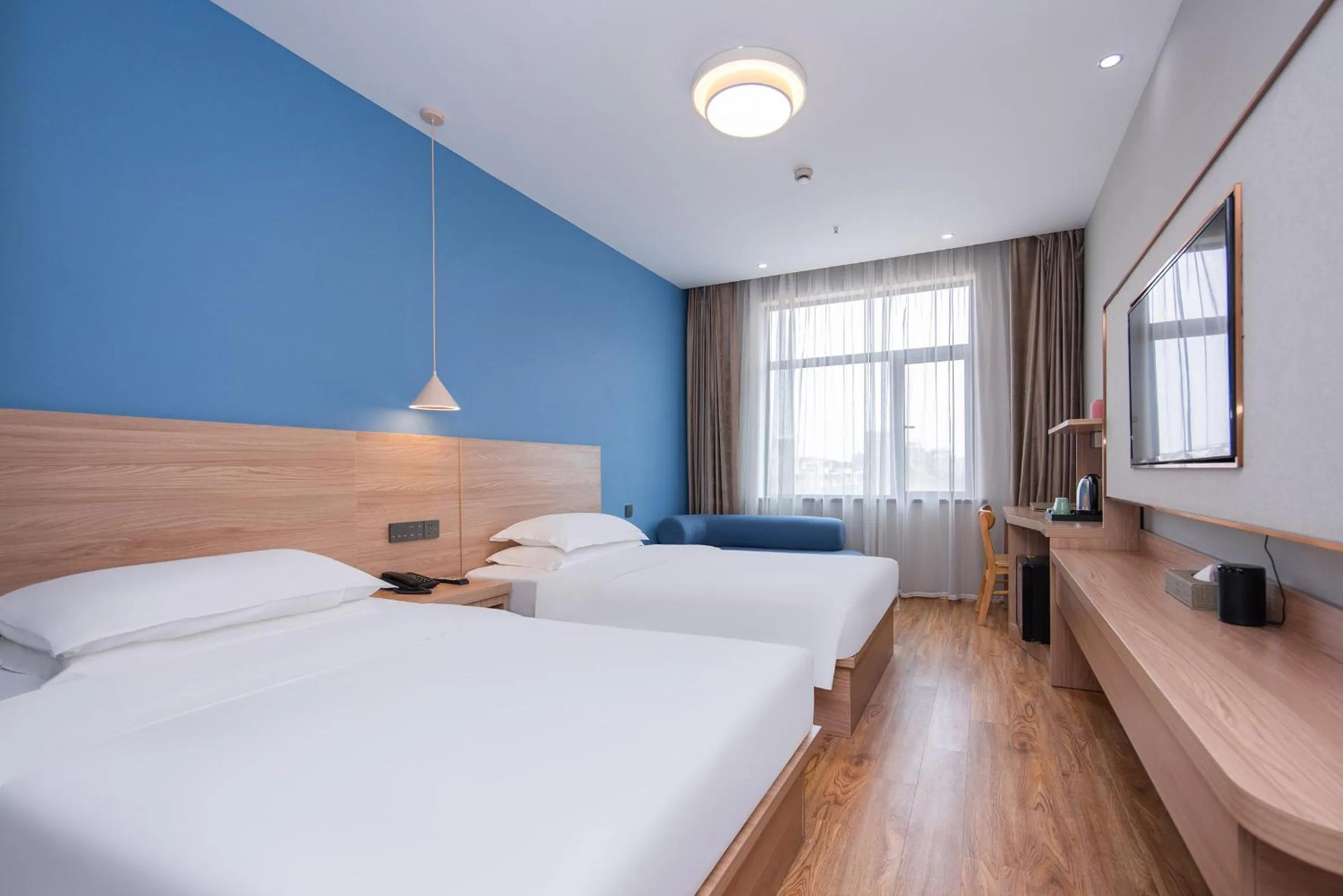 Bed in Future Shangju Hotel