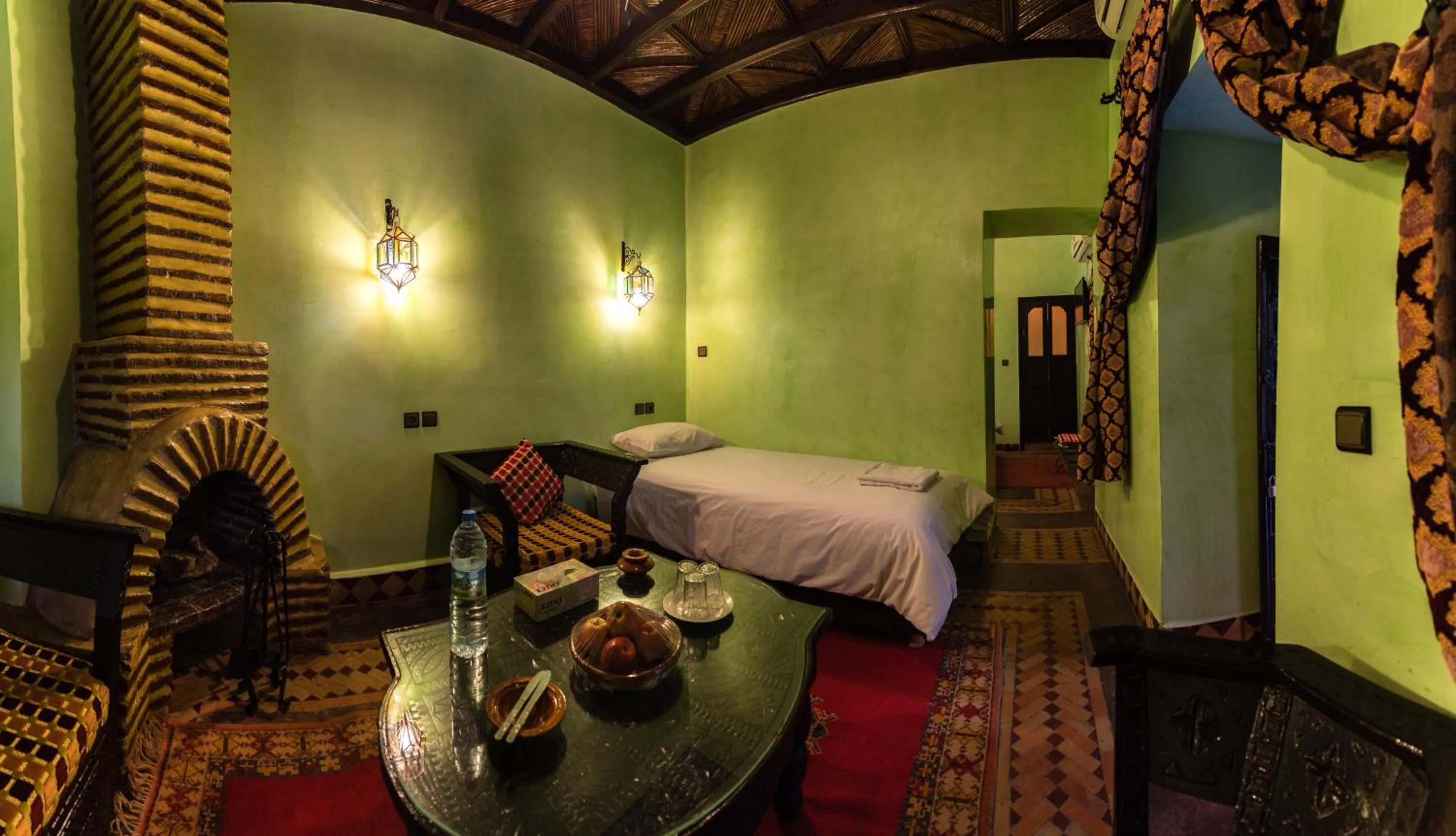 Living room, Bed in Riad Omar