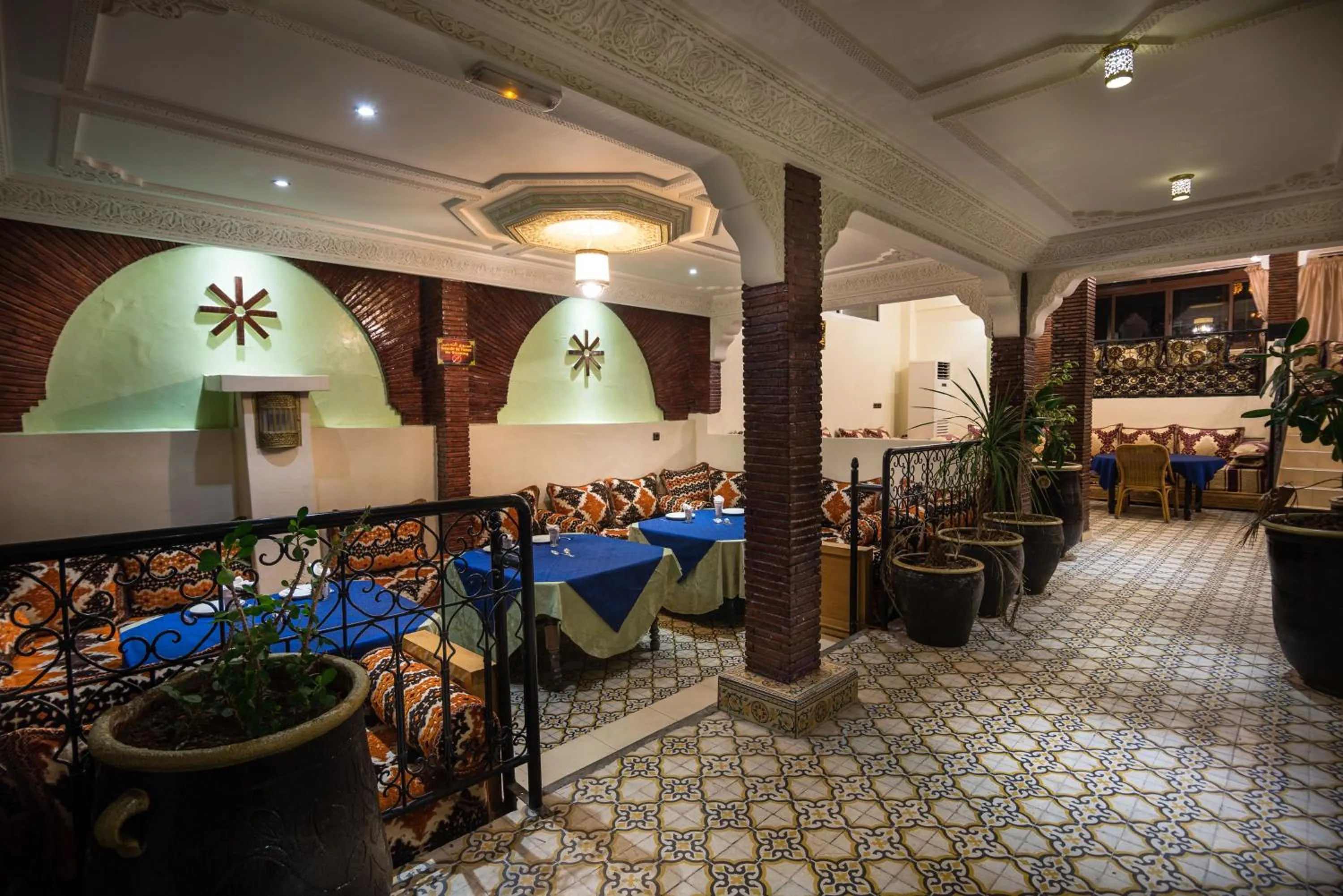 Restaurant/places to eat in Riad Omar