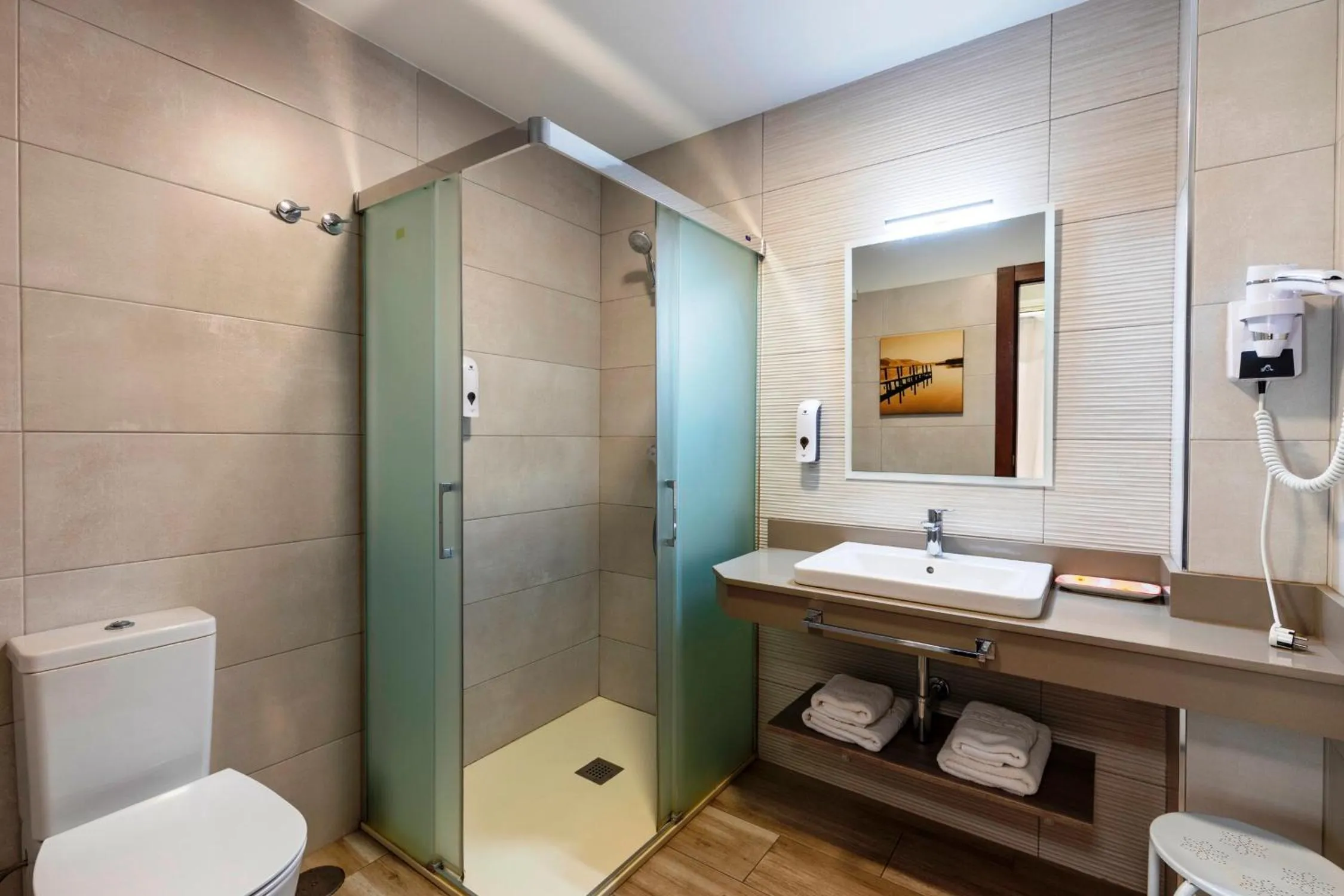 Bathroom in Hostal y Apartamento Rural Los Naranjos