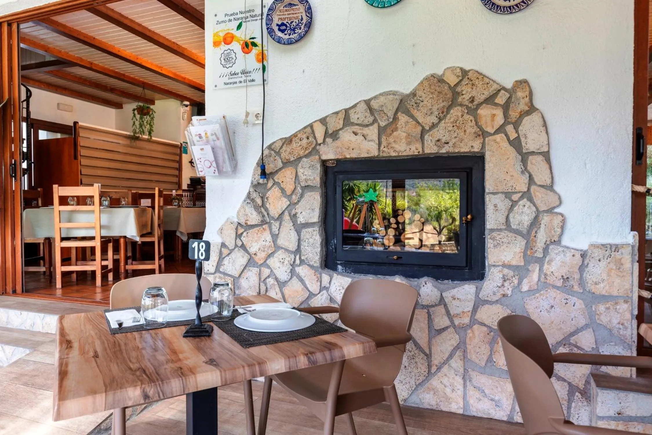 Restaurant/places to eat in Hostal y Apartamento Rural Los Naranjos