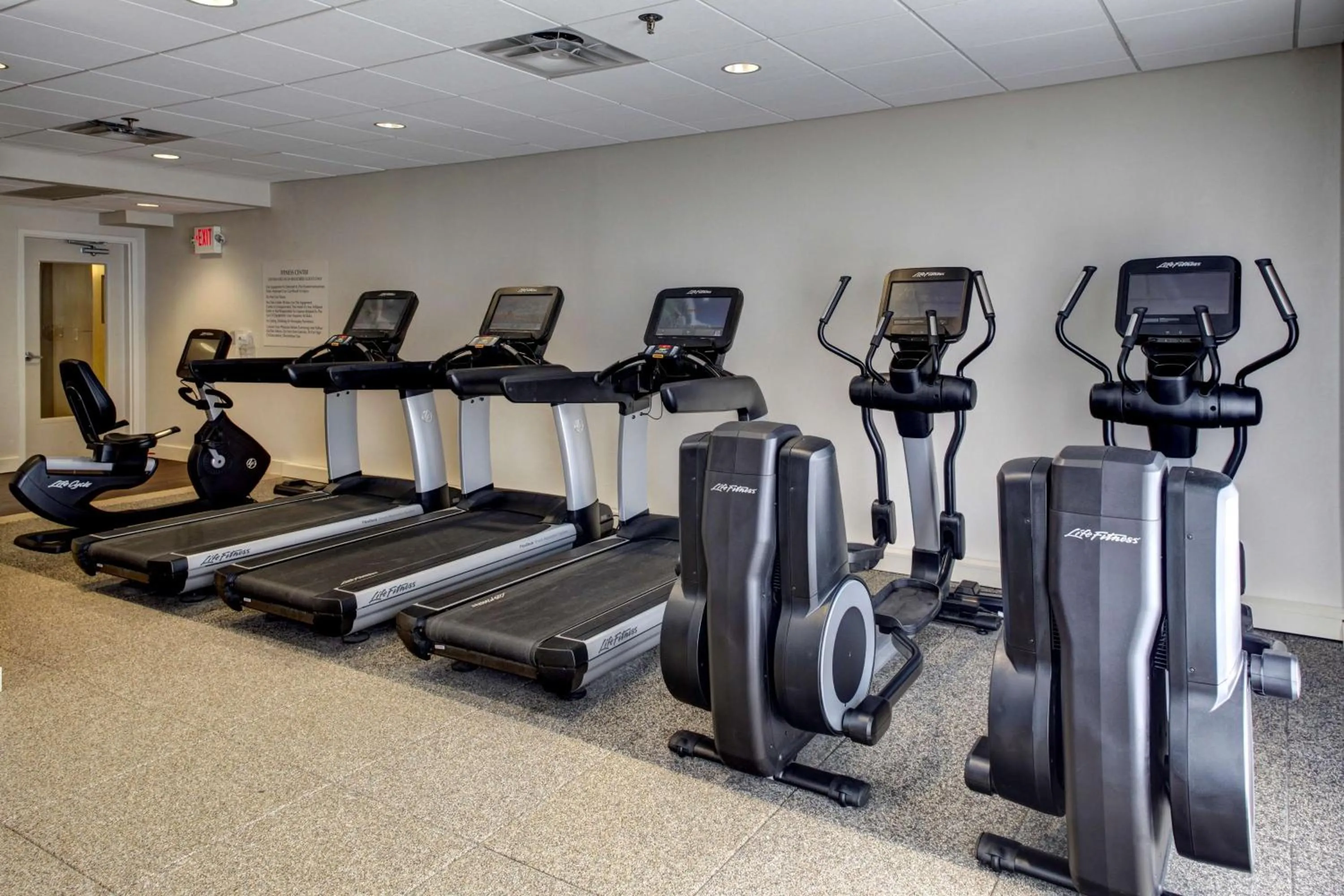 Fitness centre/facilities in Embassy Suites Williamsburg