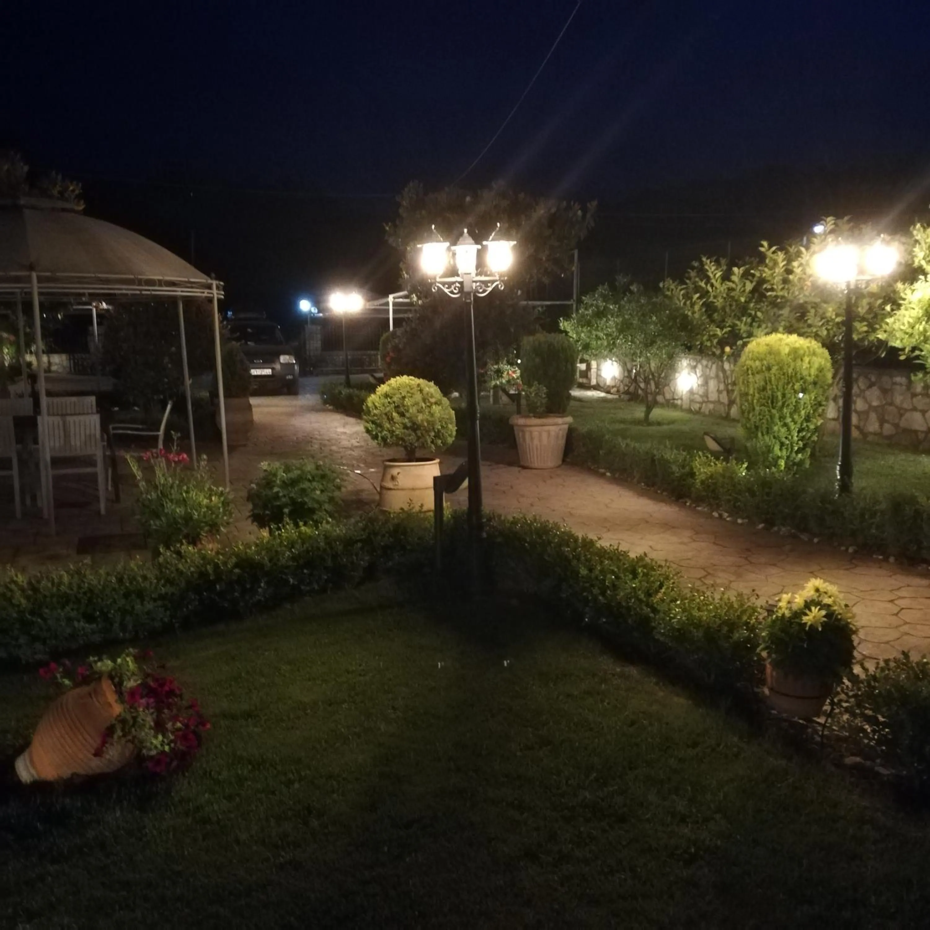 Garden in Delphin Rooms Sivota
