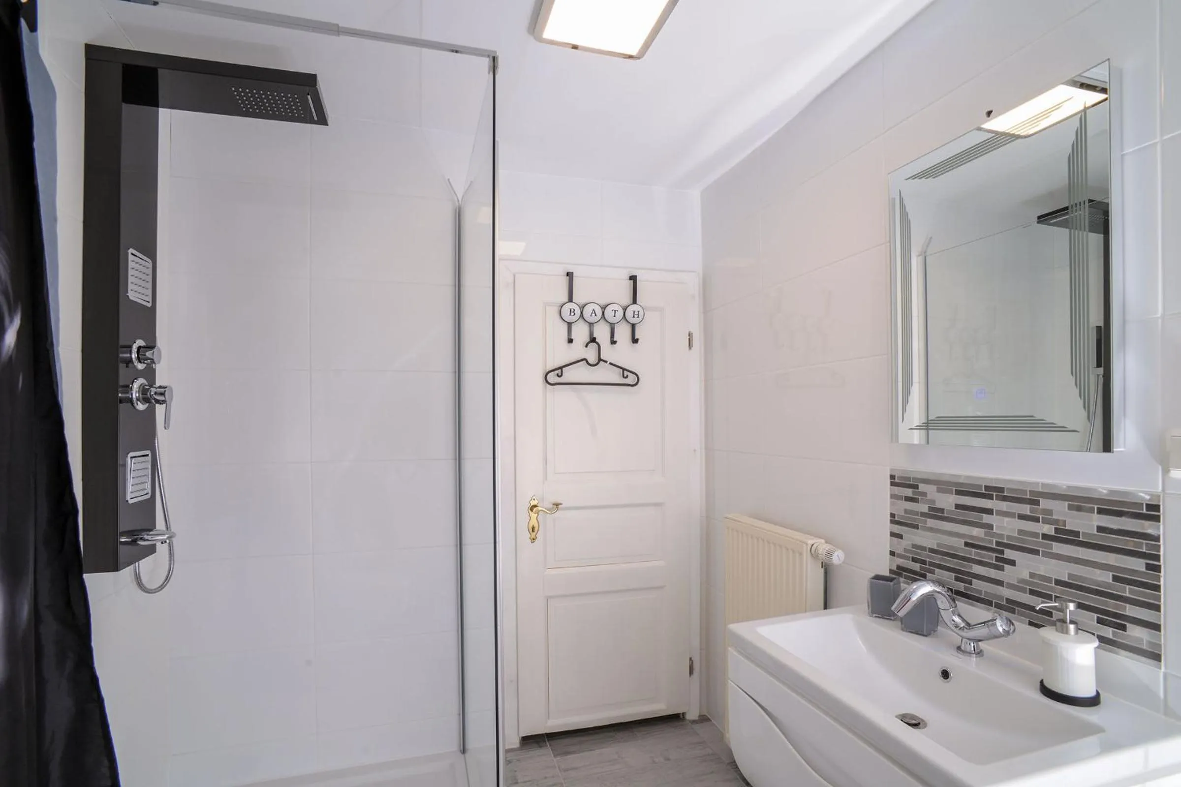 Shower in Designpension Traumschloss Hotel Garni