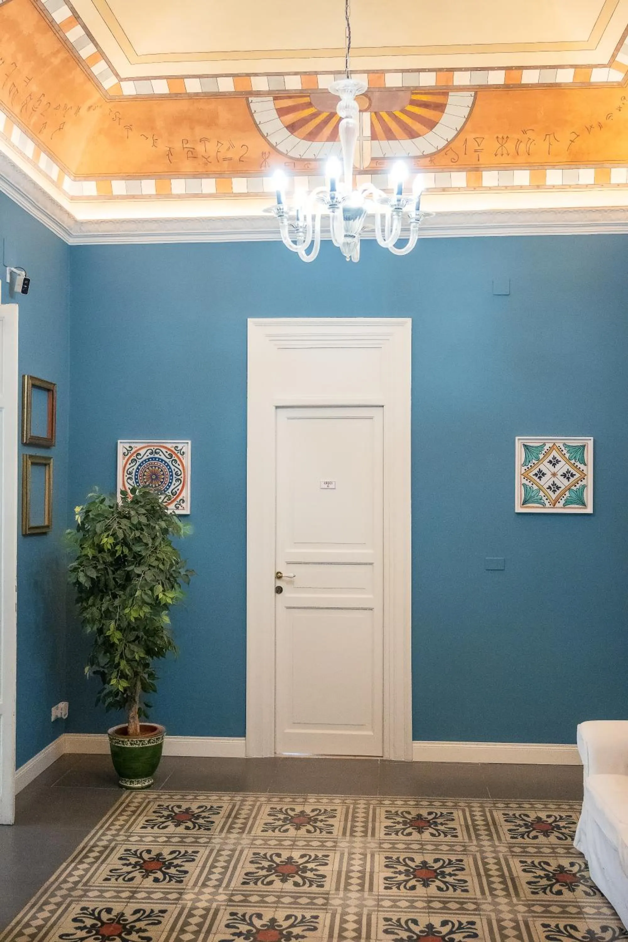 Communal lounge/ TV room in casa mo room and suite