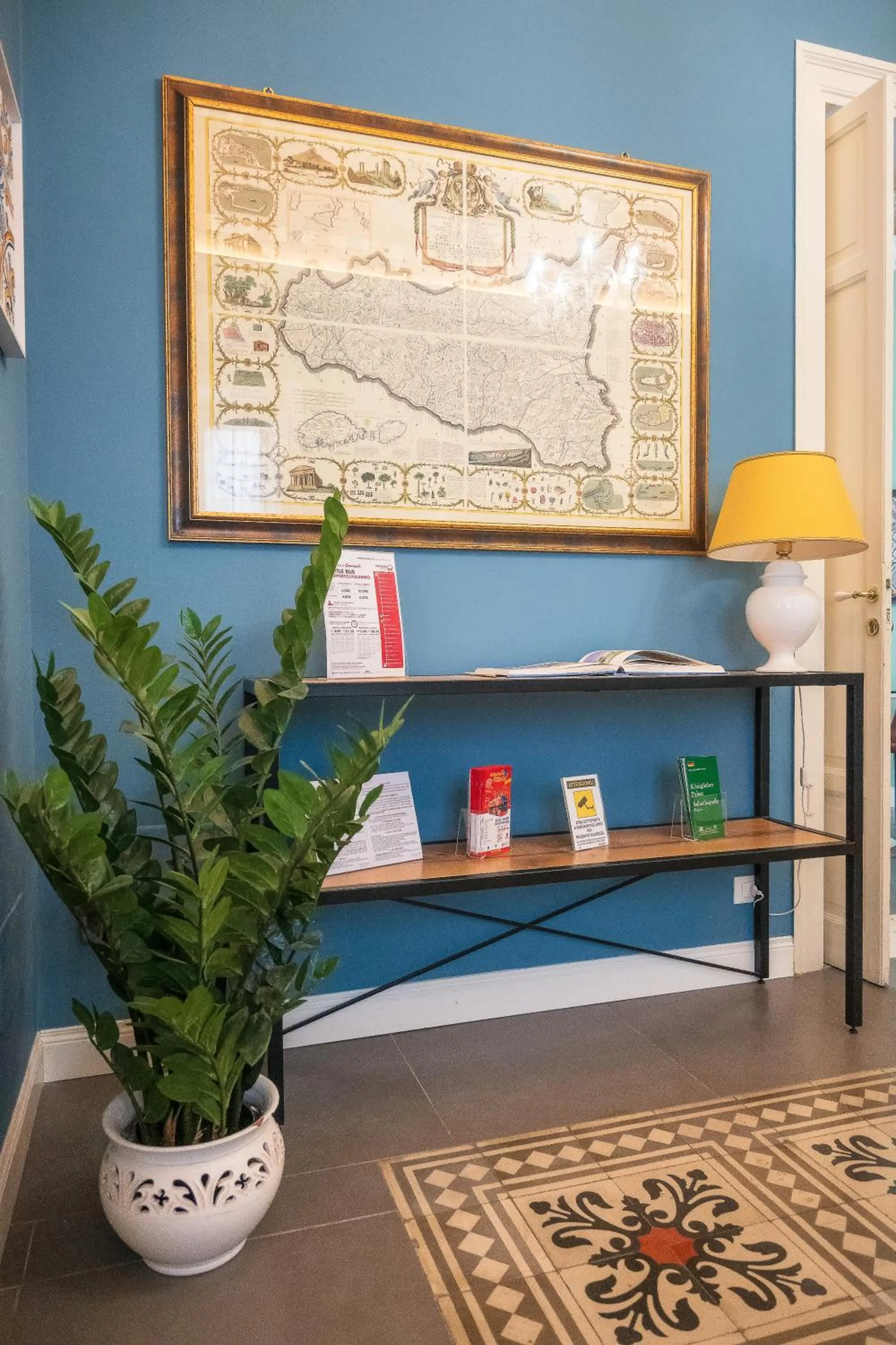 Communal lounge/ TV room in casa mo room and suite