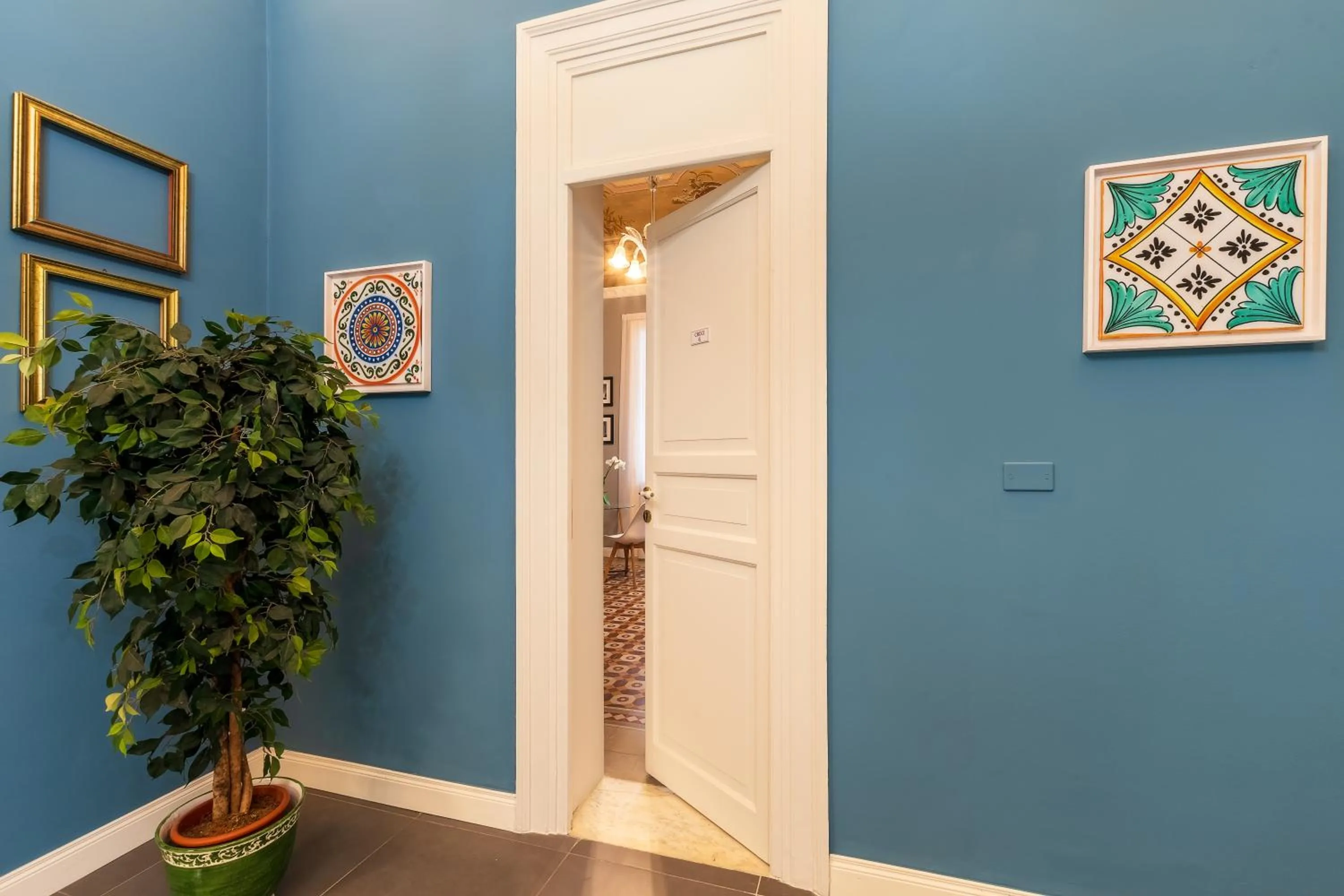 Communal lounge/ TV room in casa mo room and suite