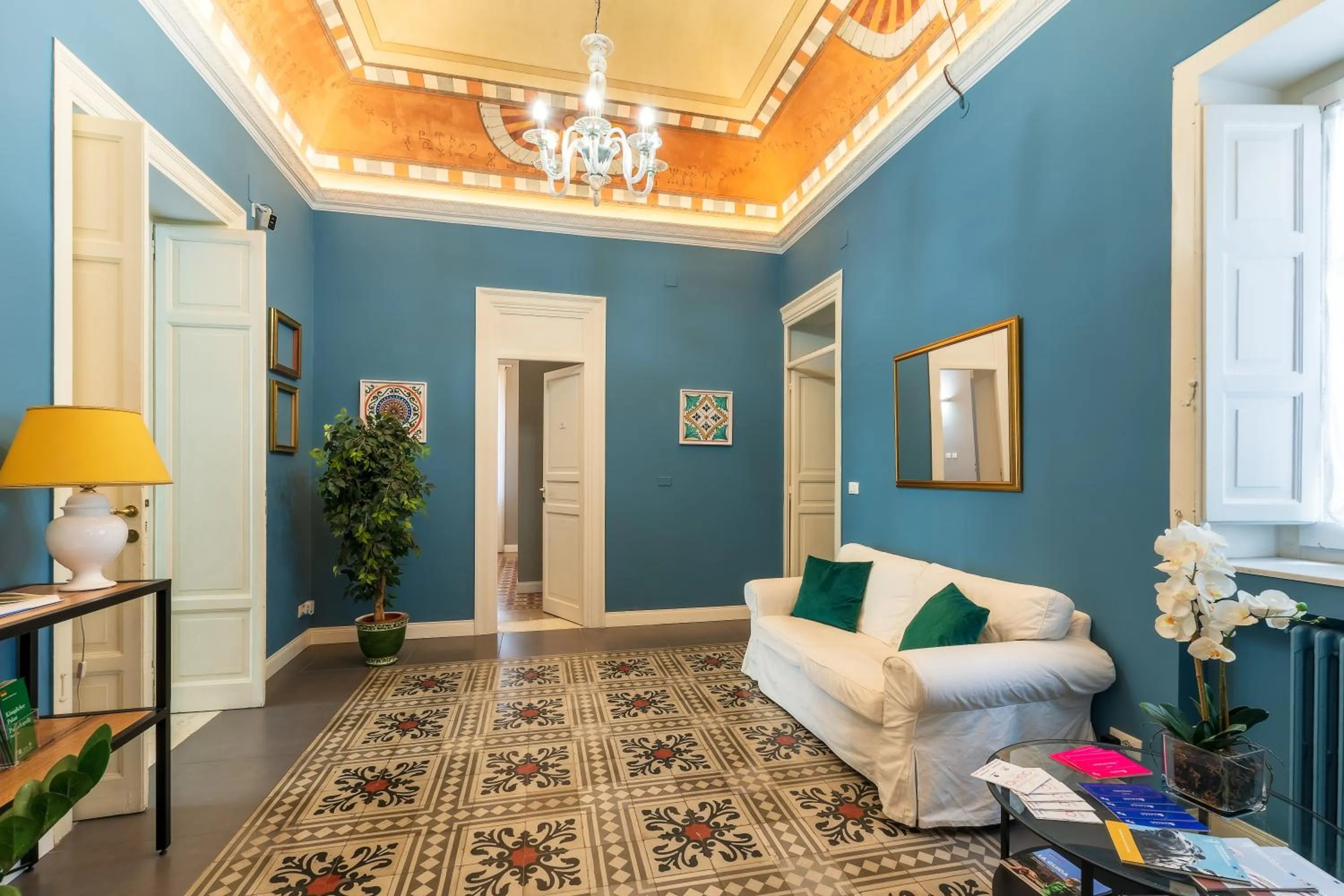 Communal lounge/ TV room in casa mo room and suite