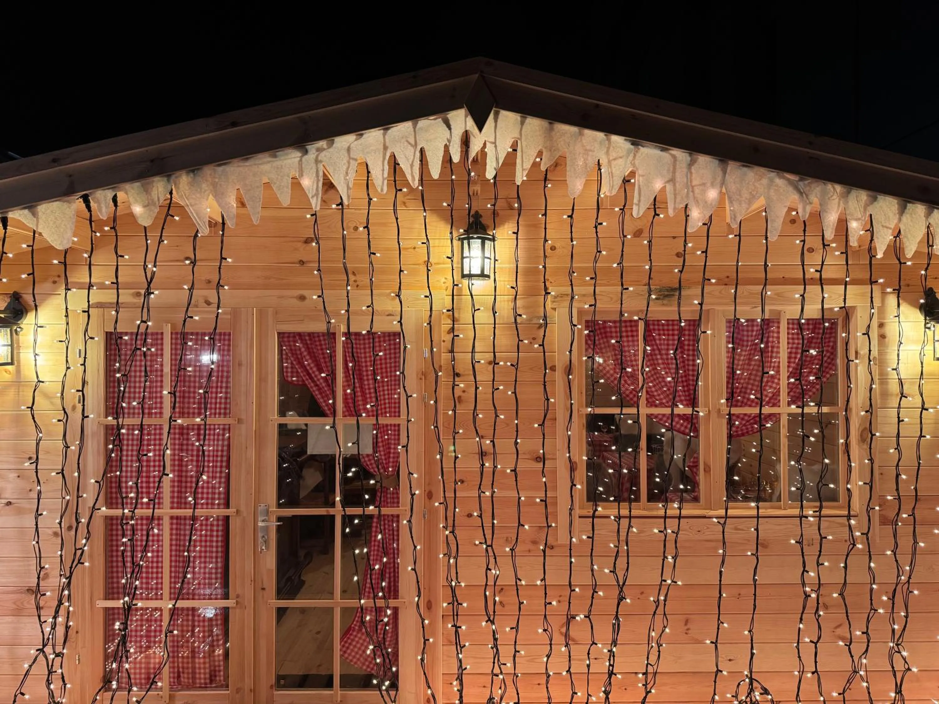 Restaurant/places to eat in Nash Suites Airport Hotel