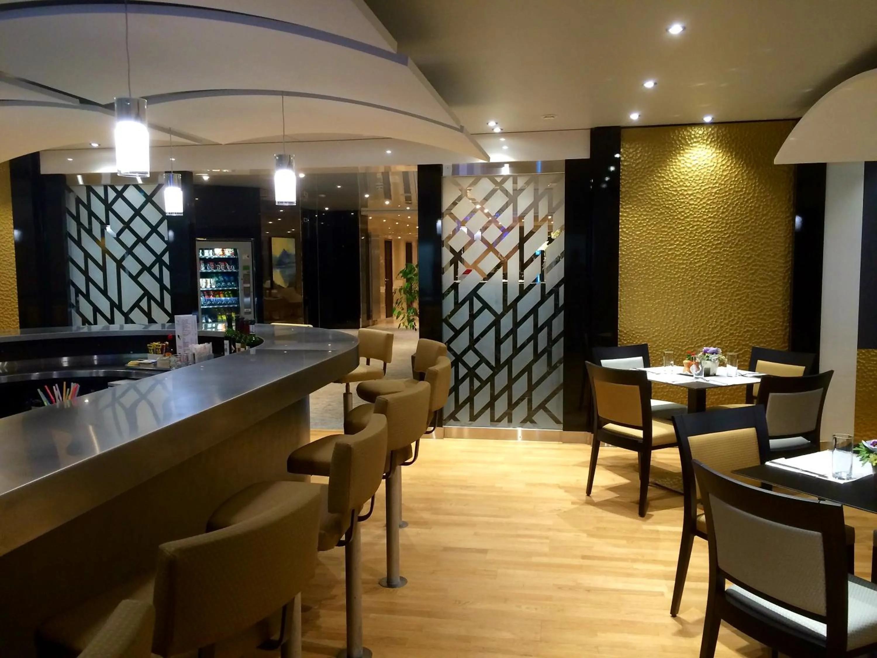 Restaurant/places to eat in Nash Suites Airport Hotel