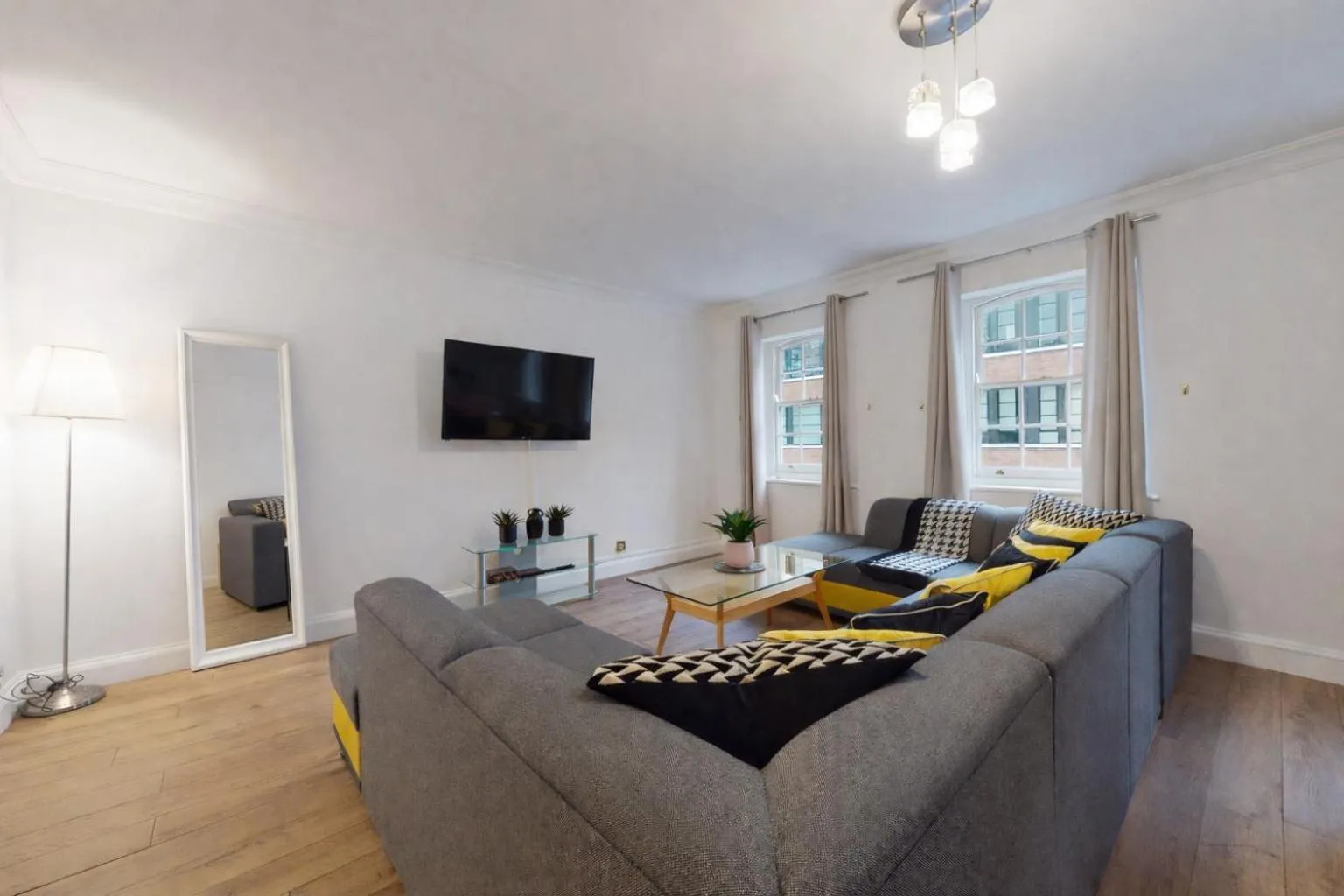 TV and multimedia in Park Lane Apartments - Clarges Street