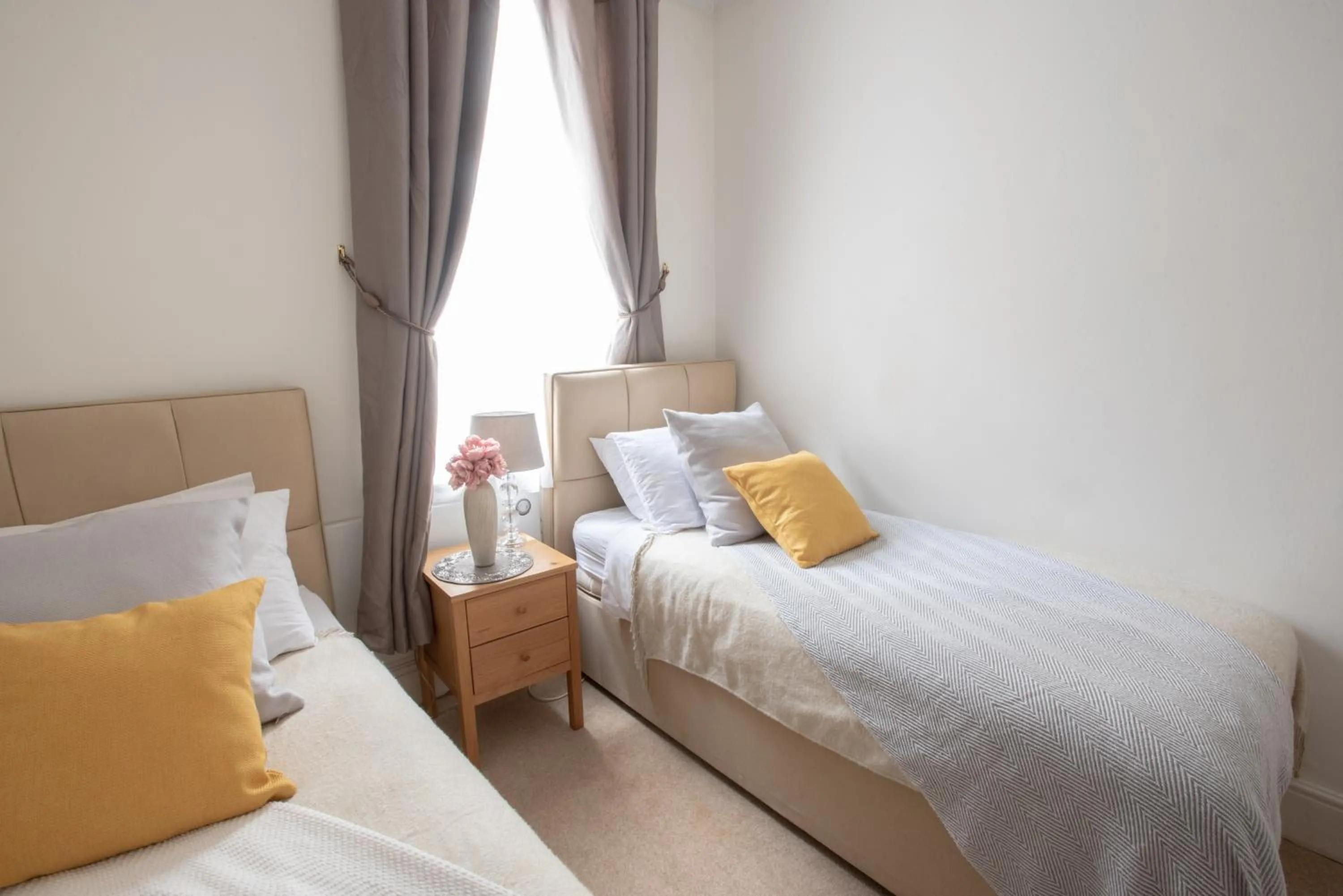 Bed in Park Lane Apartments - Clarges Street